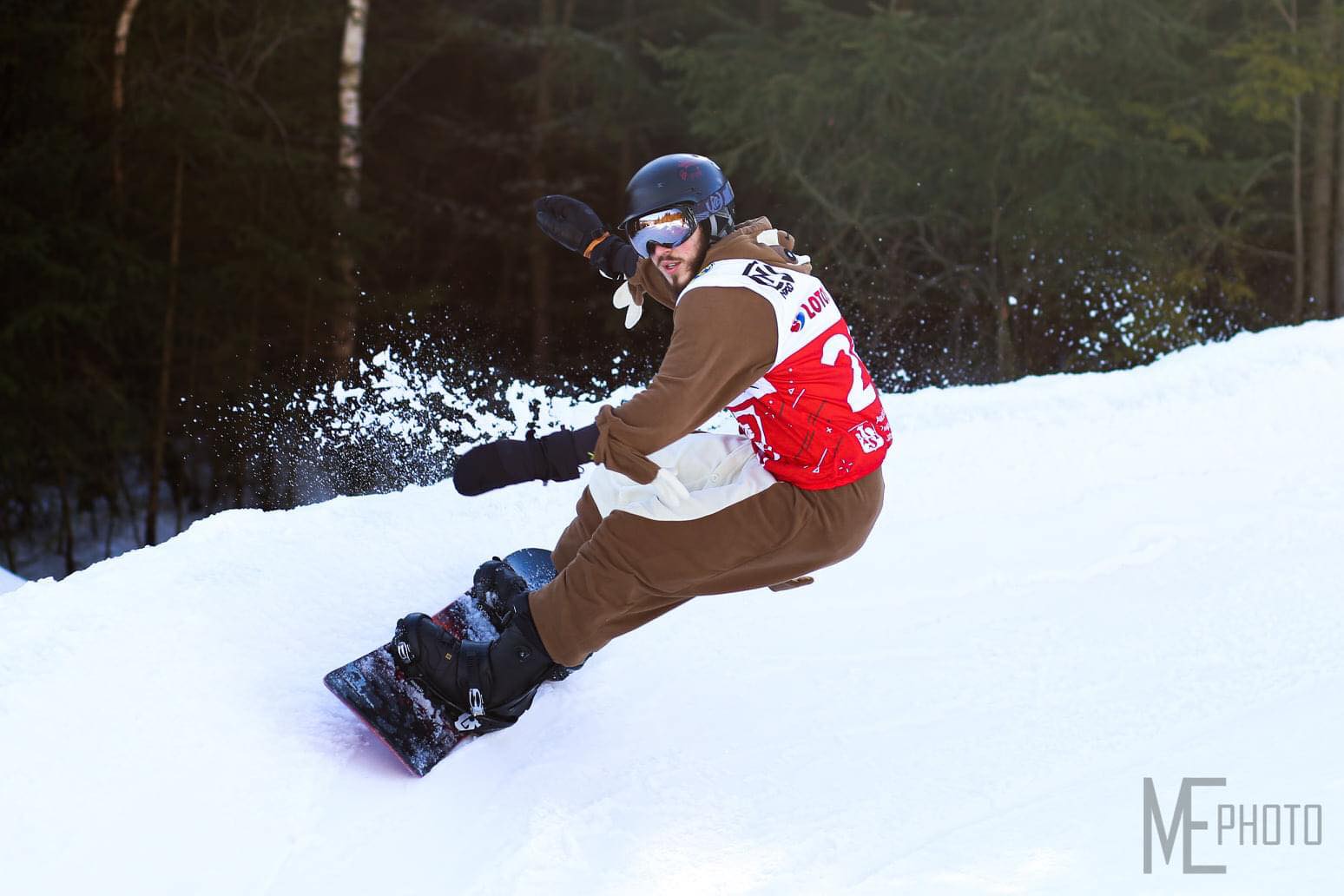 zjazd chłopaka na snowboardzie w stroju niedźwiedzia