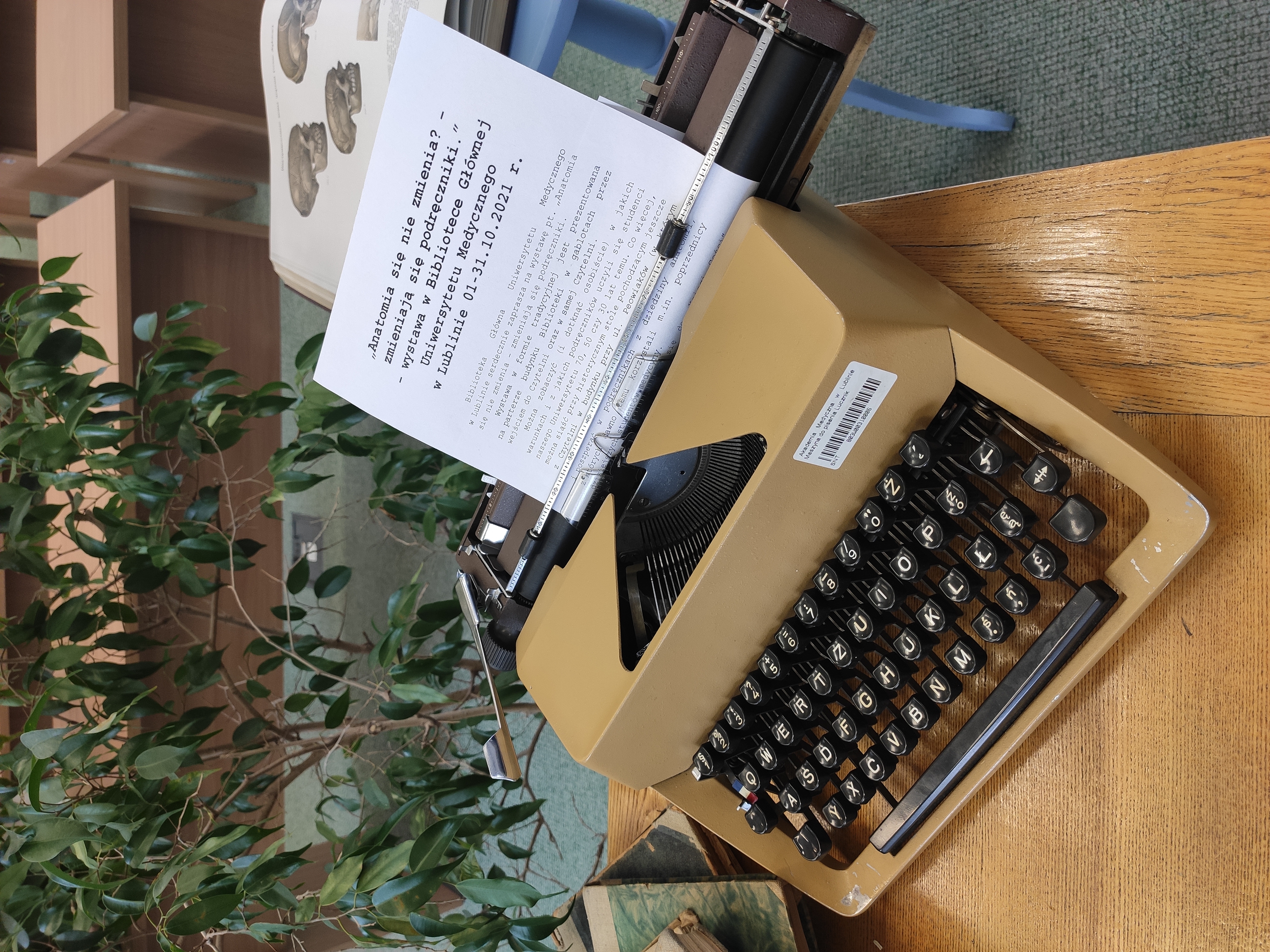 Maszyna do pisania, a w niej kartka z nazwą wystawy