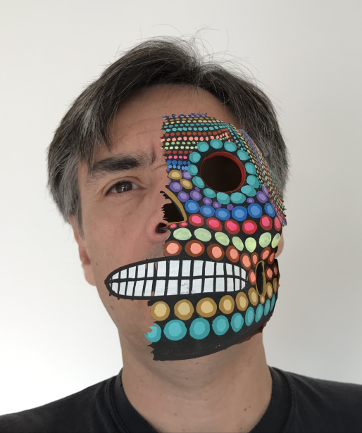 Adolek z nałożoną komputerowo na pół twarzy kolorową maską meksykańską