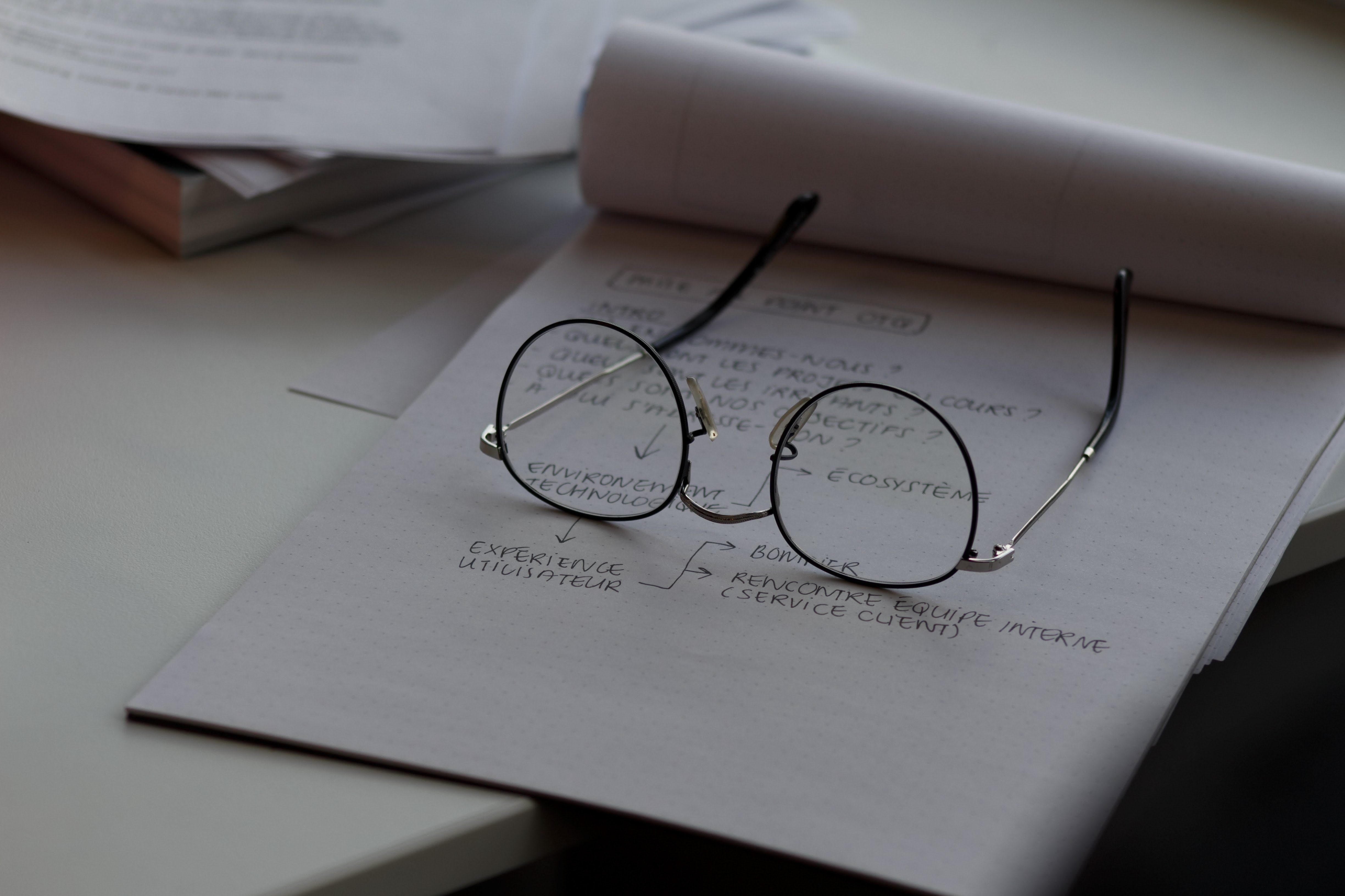 okulary na notatkach na biurku