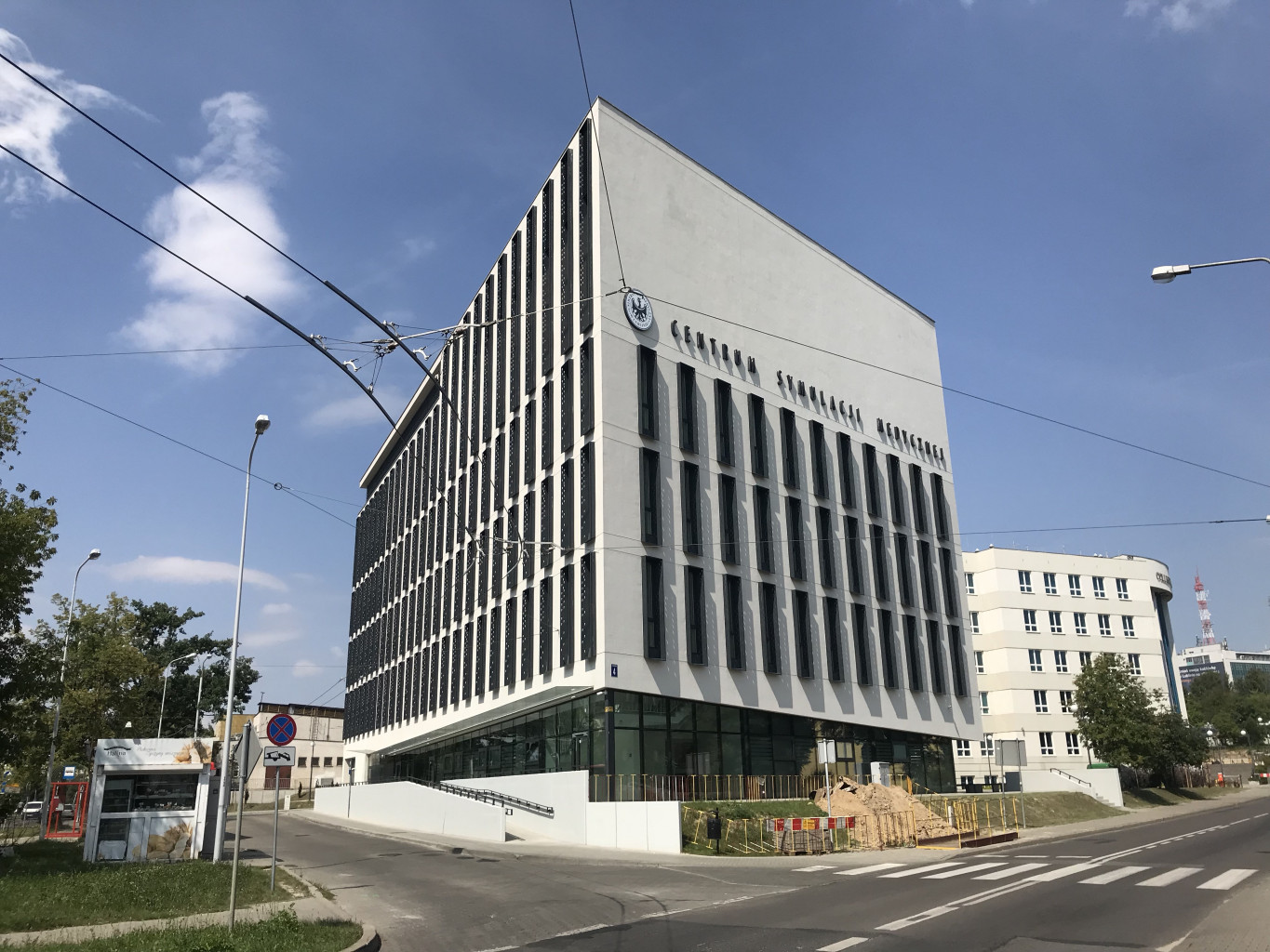 jeden z budynków kampusu Uniwersytetu Medycznego w Lublinie, nowoczesny, 5 kondygnacji, widok z dołu, widać też ulicę i wjazd do parkingu
