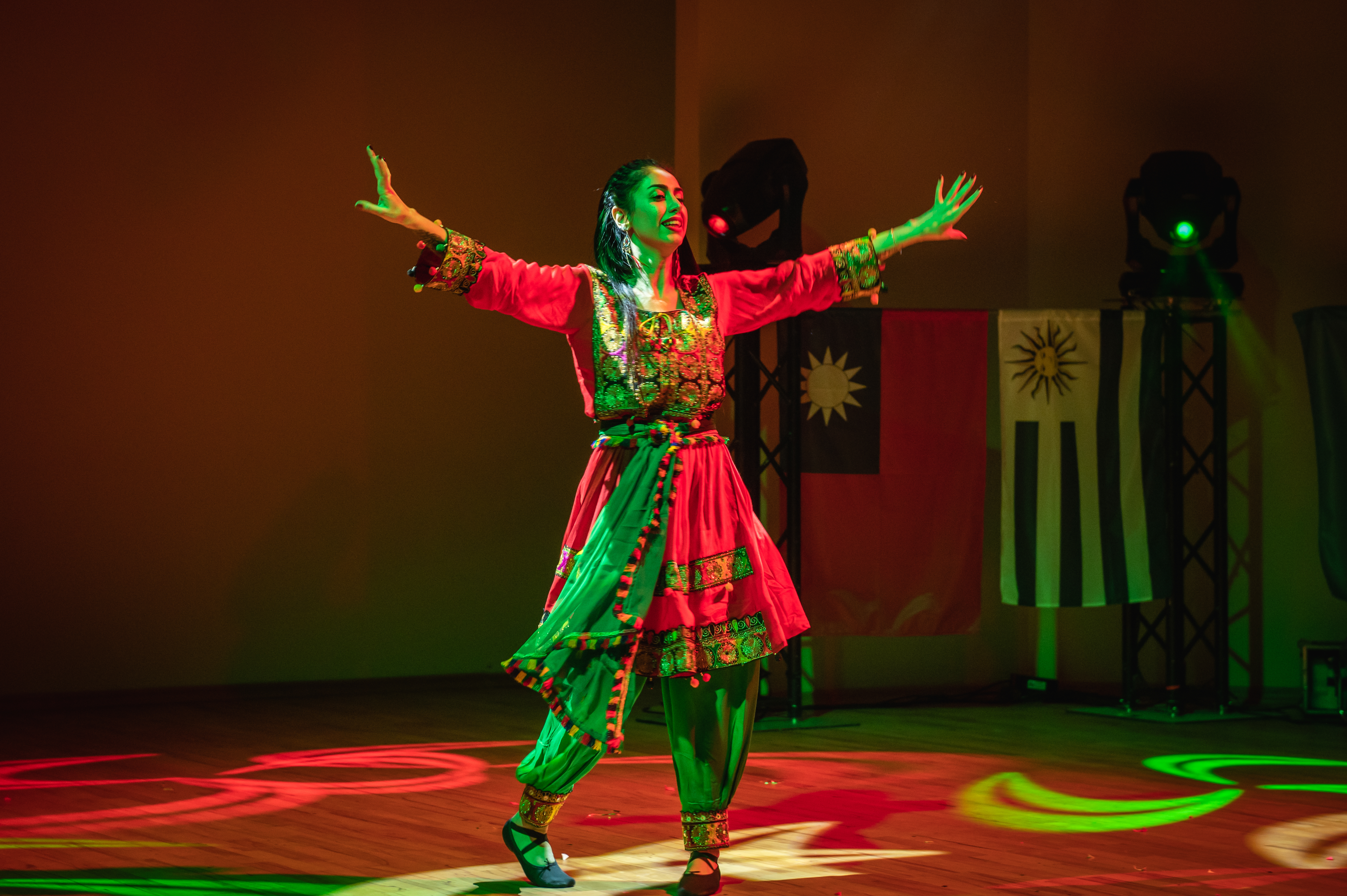 Studentka z Persji Sadaf Afshar tańczy na scenie perski taniec ubrana w tradycyjny perski strój.
