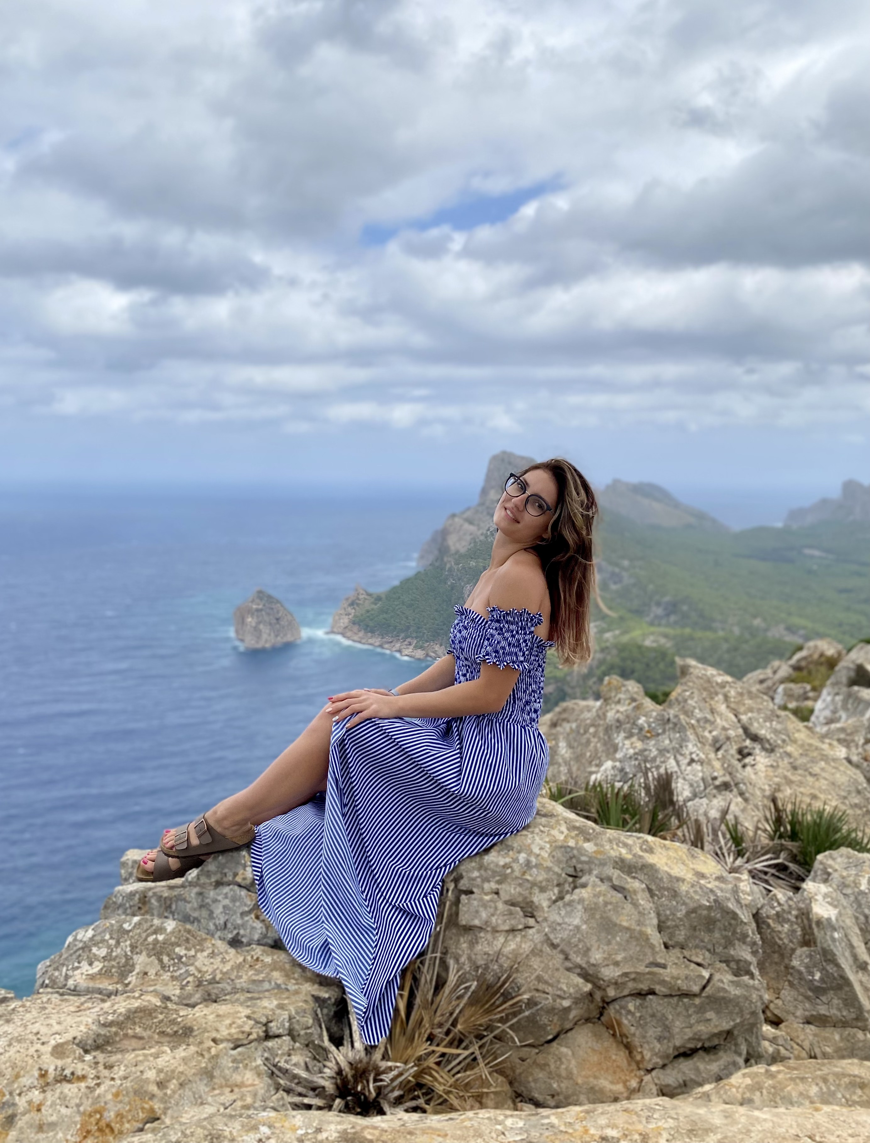 Studentka Monika Zbroja siedzi na klifie przy morzu. 