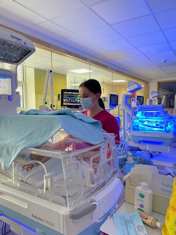 Studentka położnictwa opiekuje się dzieckiem leżącym w inkubatorze