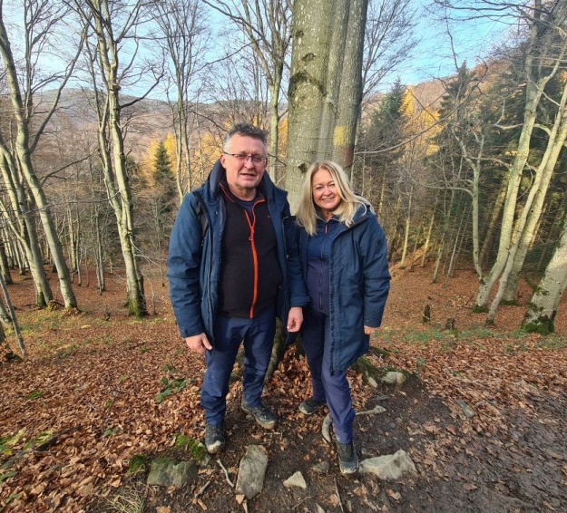 profesor Janusz Borowicz z żoną na wycieczce w lesie