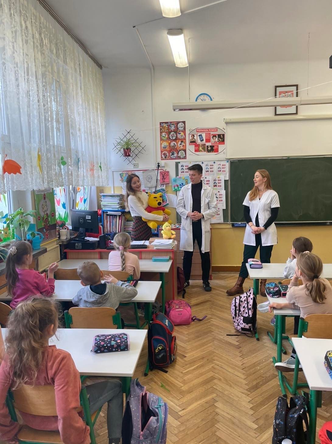 Studenci IFMSA-Poland Oddział Lublin podczas warsztatów prowadzonych w szkole podstawowej