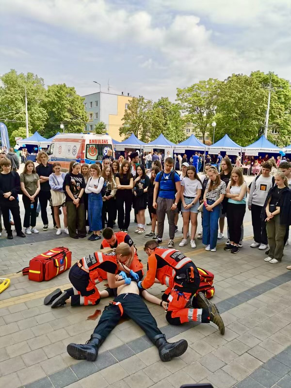 Studenci z koła ratowników medycznych prowadzą pokaz czynności ratunkowych na Dniach Otwartych