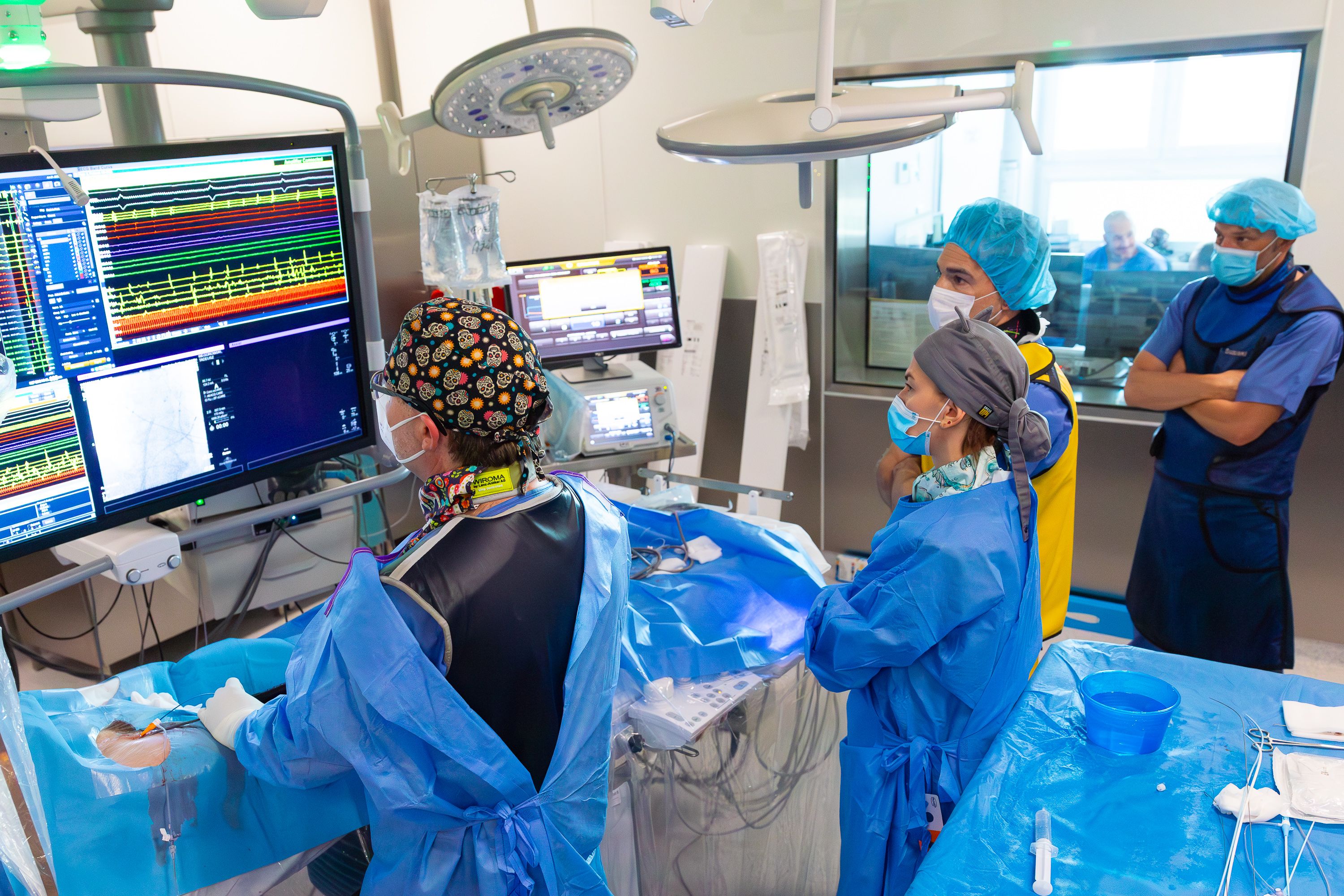 Zespół lekarzy przy stole operacyjnym w trakcie zabiegu cewnikiem ablacyjnym