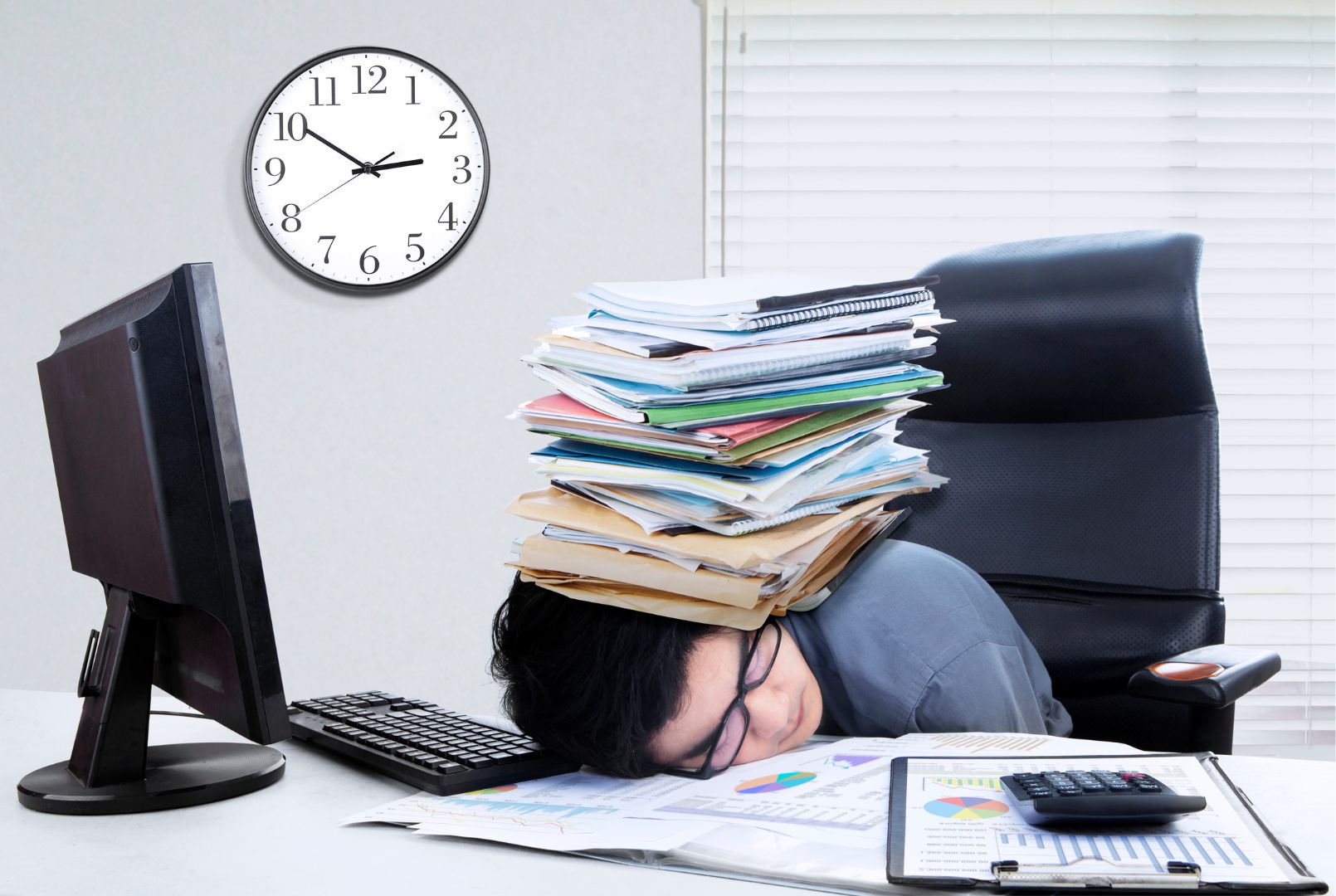 infografika osoba leży głową na biurku, przytłoczona stertą dokumentów