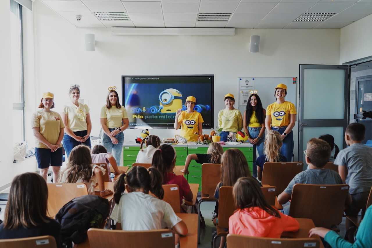 Przedstawicielki Uniwersytetu Medycznego w Lublinie ubrane w koszulki z Minionkami prowadzą warsztaty o alergenach dla dzieci.