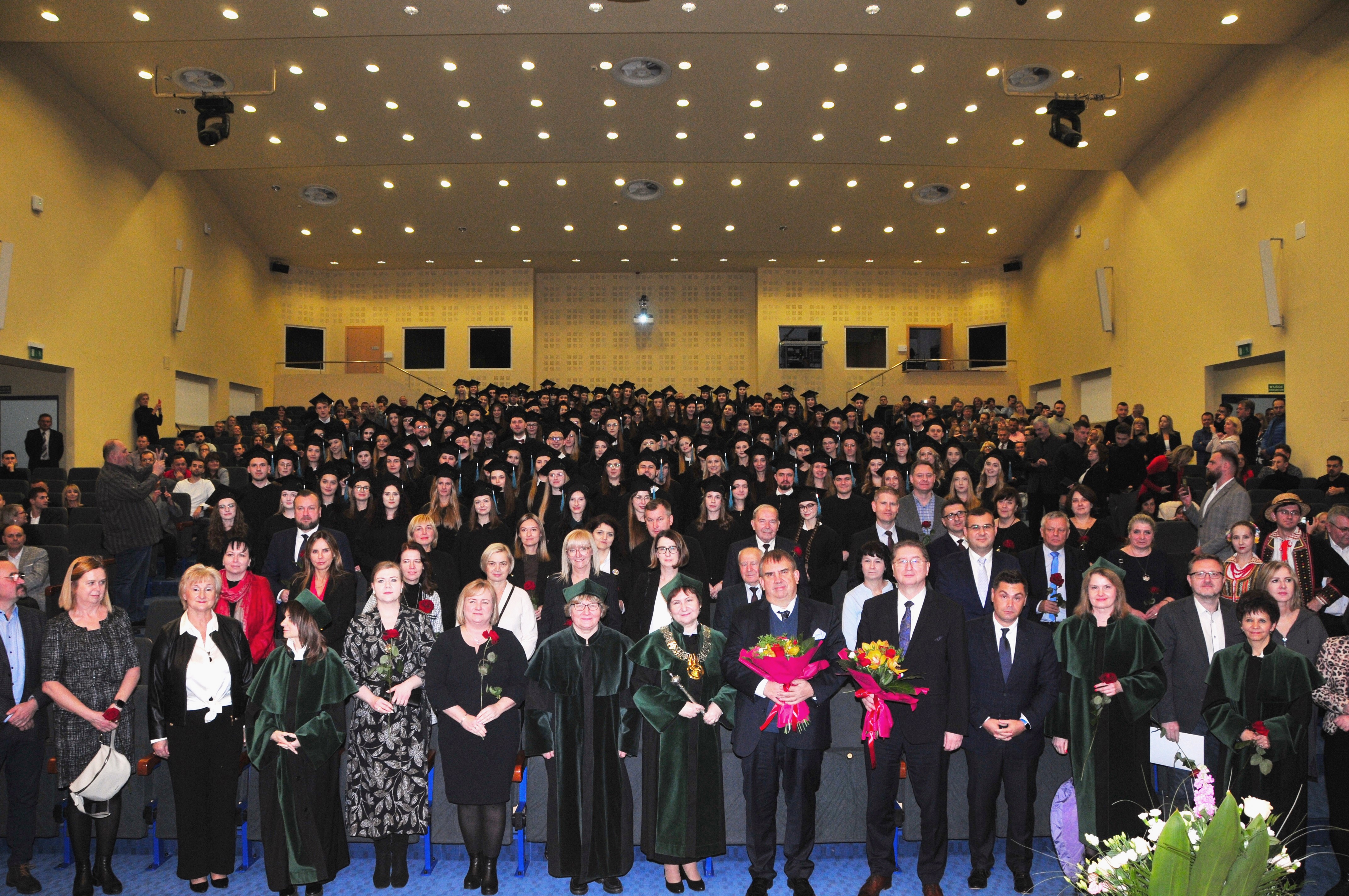 Kolegium dziekańskie ze studentami i gośćmi zaproszonymi na dyplomatorium