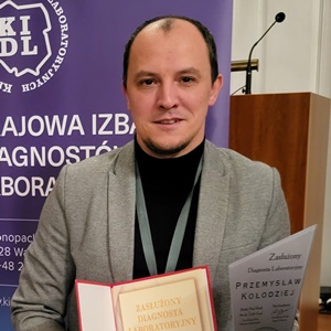 foto Dr Przemysław Kołodziej z Wydziału Farmaceutycznego uhonorowany przez Krajową Izbę Diagnostów Laboratoryjnych