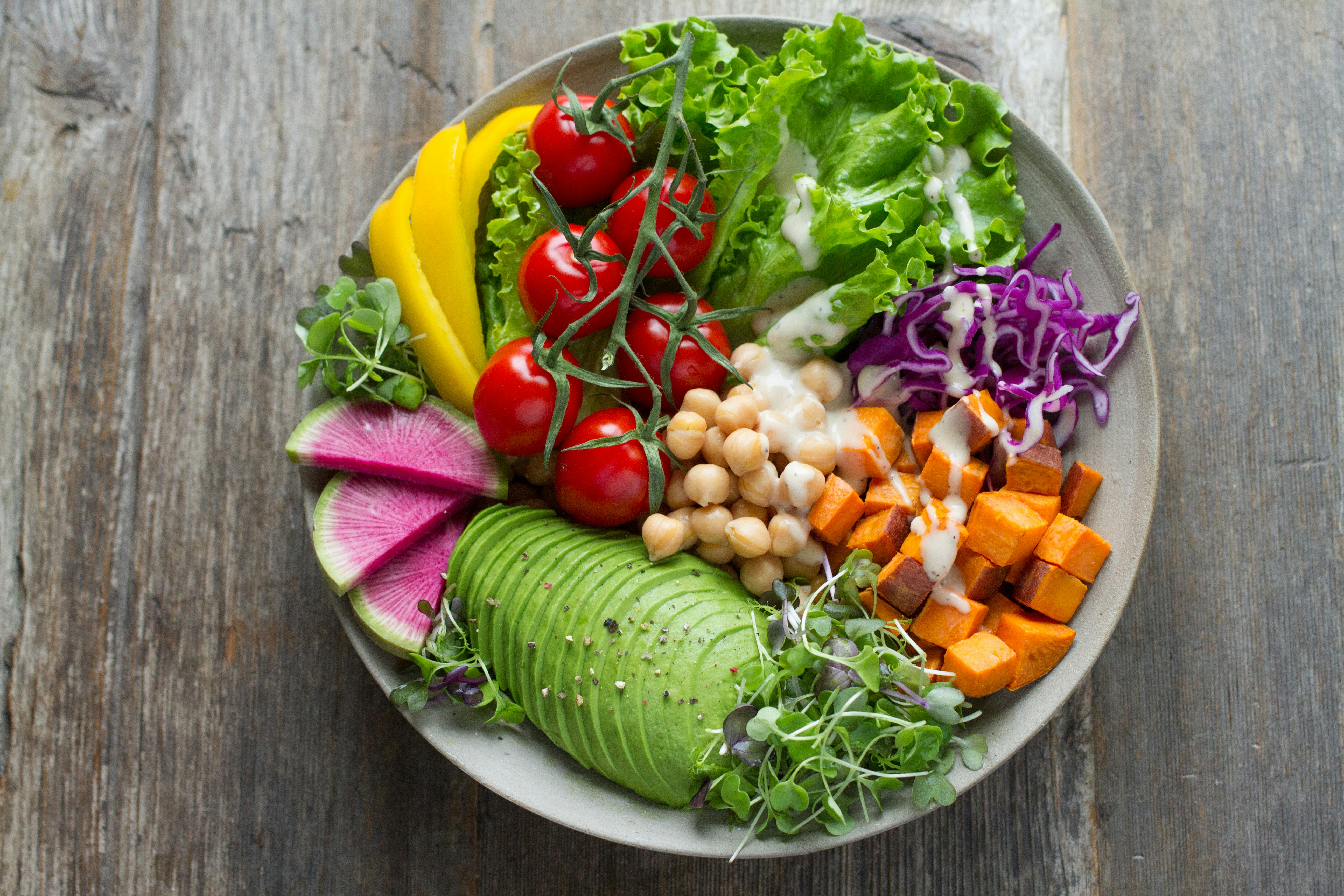 Zdrowy posiłek z warzywami i ciecierzycą