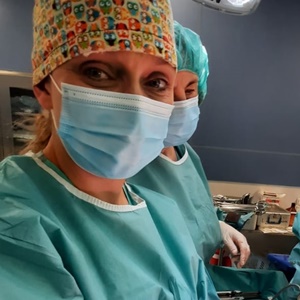 foto dr Justyna Wyroślak-Najs o kobietach w chirurgii i kobiecych chorobach leczonych chirurgicznie