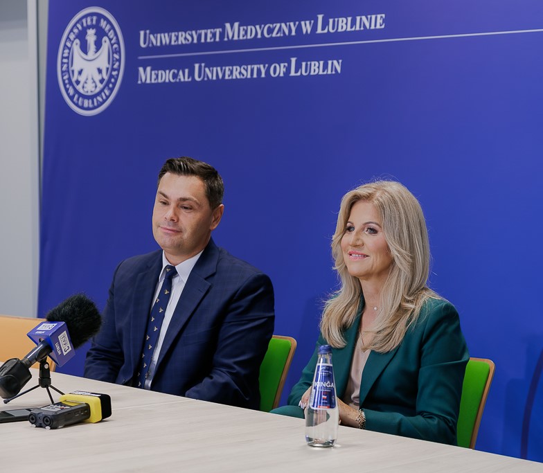 Prof. Kamil Torres i prof. Beata Matyjaszek-Matuszek podczas brifingu prasowego przed konferencją 