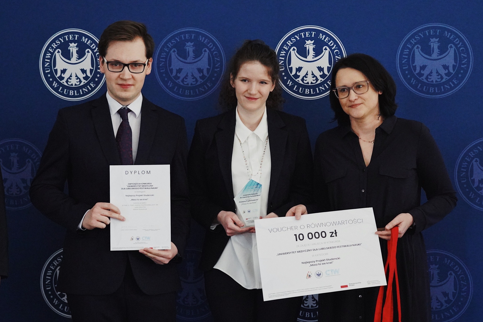 Adrian Kowalczyk, Julia Zarychta, dr hab. Joanna Zawitkowska prezetnuja nagrody w konkursie