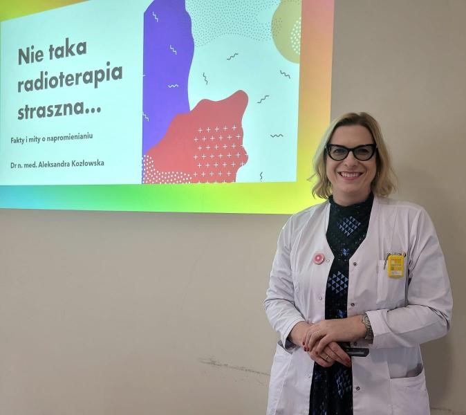 dr n. med. Aleksandra Kozłowska na tle slajdu z prezentacji pod tytułem Nie taka radioterpia straszna...