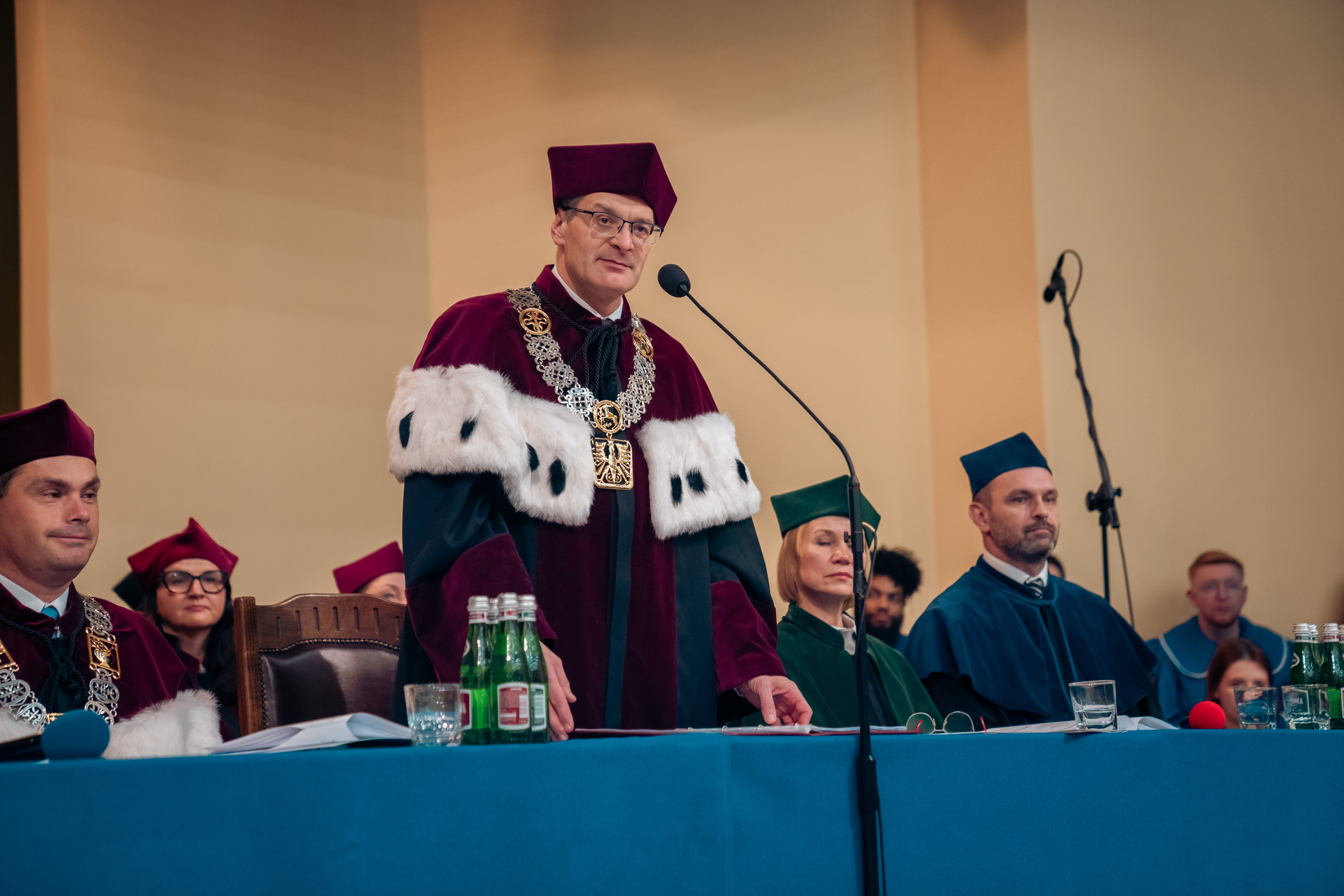 prof. Jarogniew Łuszczki przemawia do zgromadzonych doktorów i doktorów habilitowanych