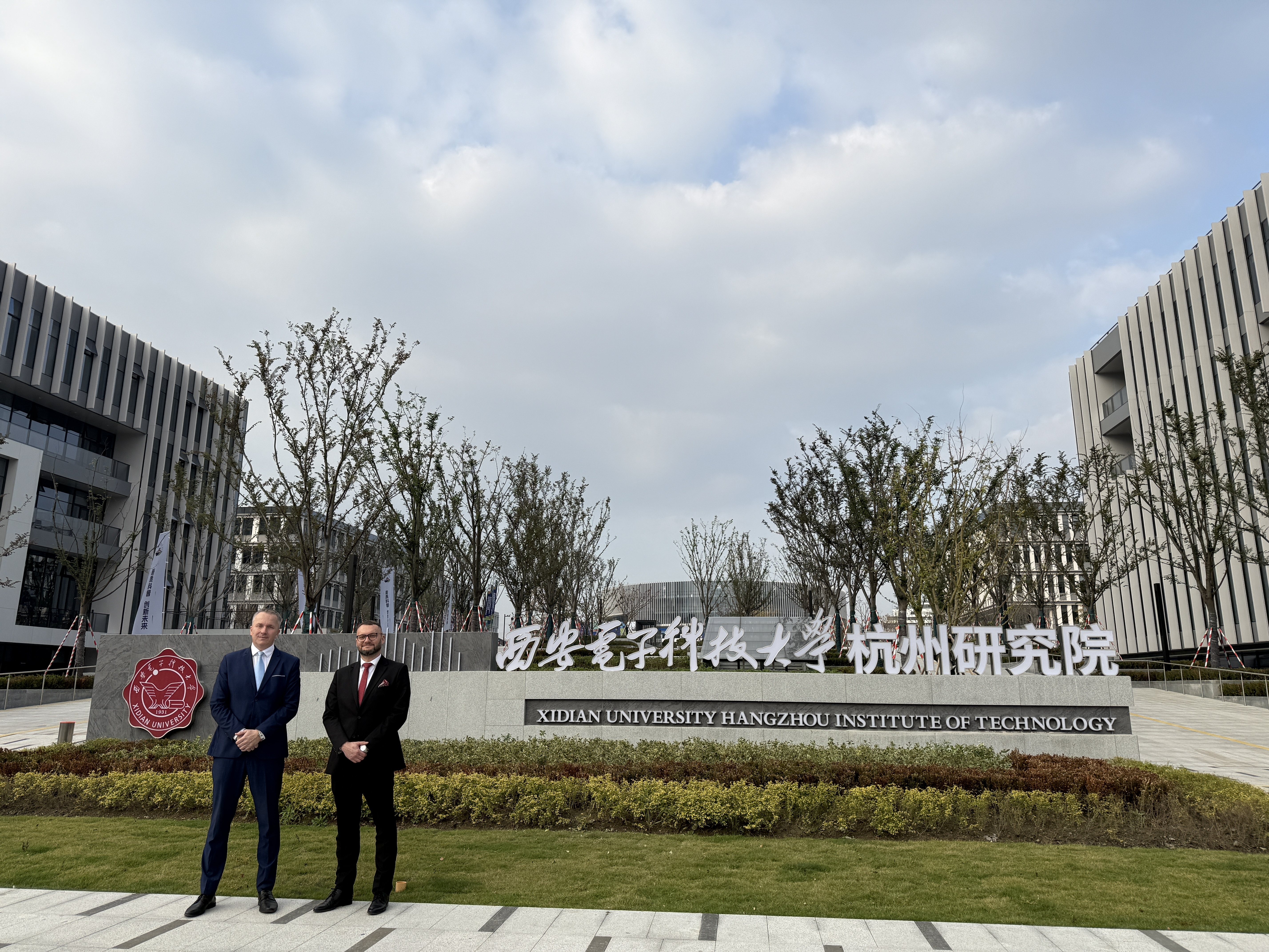 dr Sobieszczański i dr hab. Bobiński na kampusie Xi’dian University Hangzhou Institute of Technology (HI-XDI) w Hangzhou