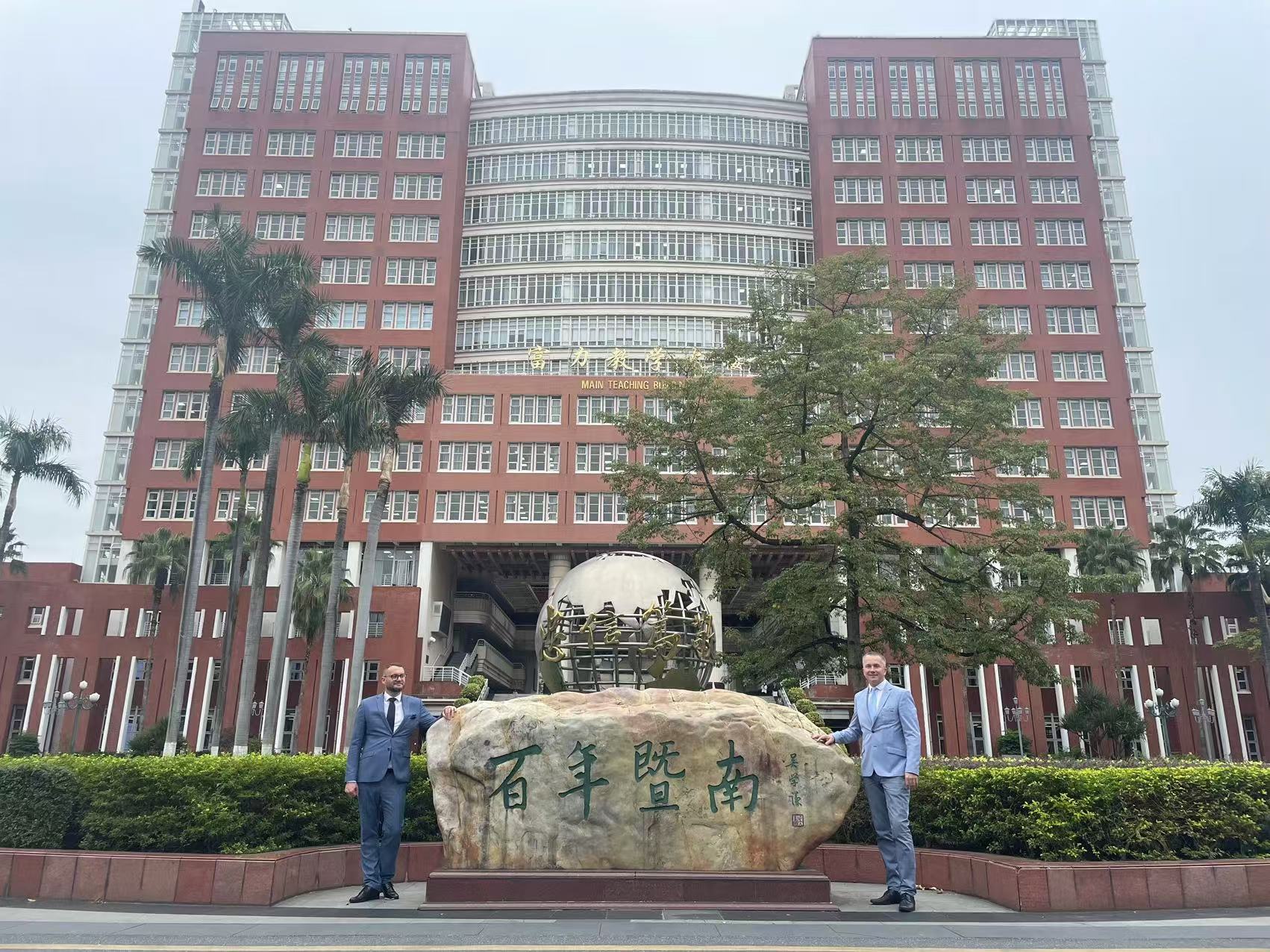 dr Sobieszczański i dr hab. Bobiński na kampusie Jinan University w Guangzhou 