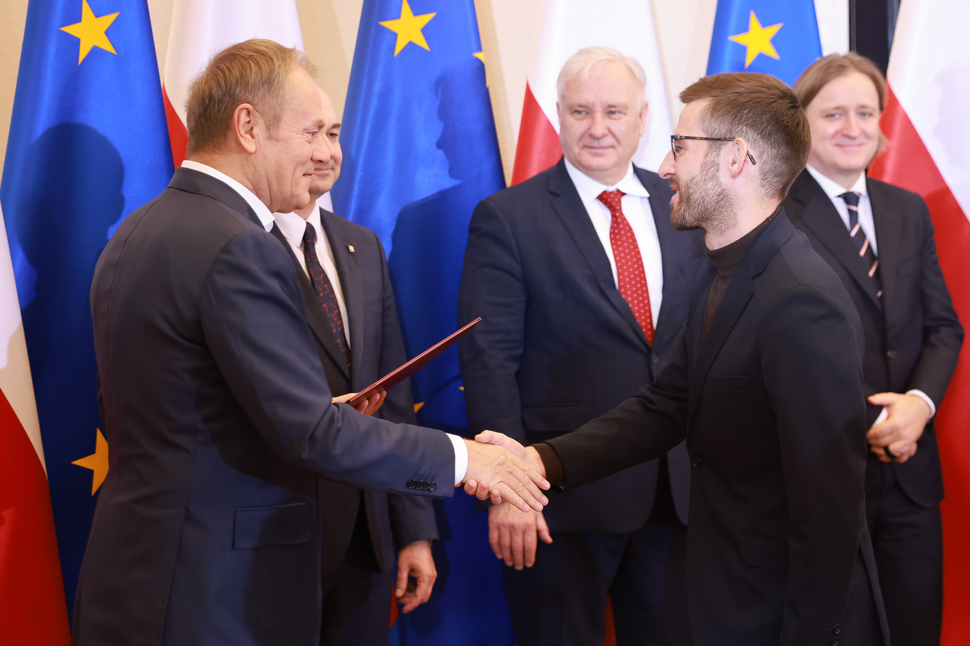 dr Piotr Stępnicki odbiera nagrodę z rąk premiera Donalda Tuska