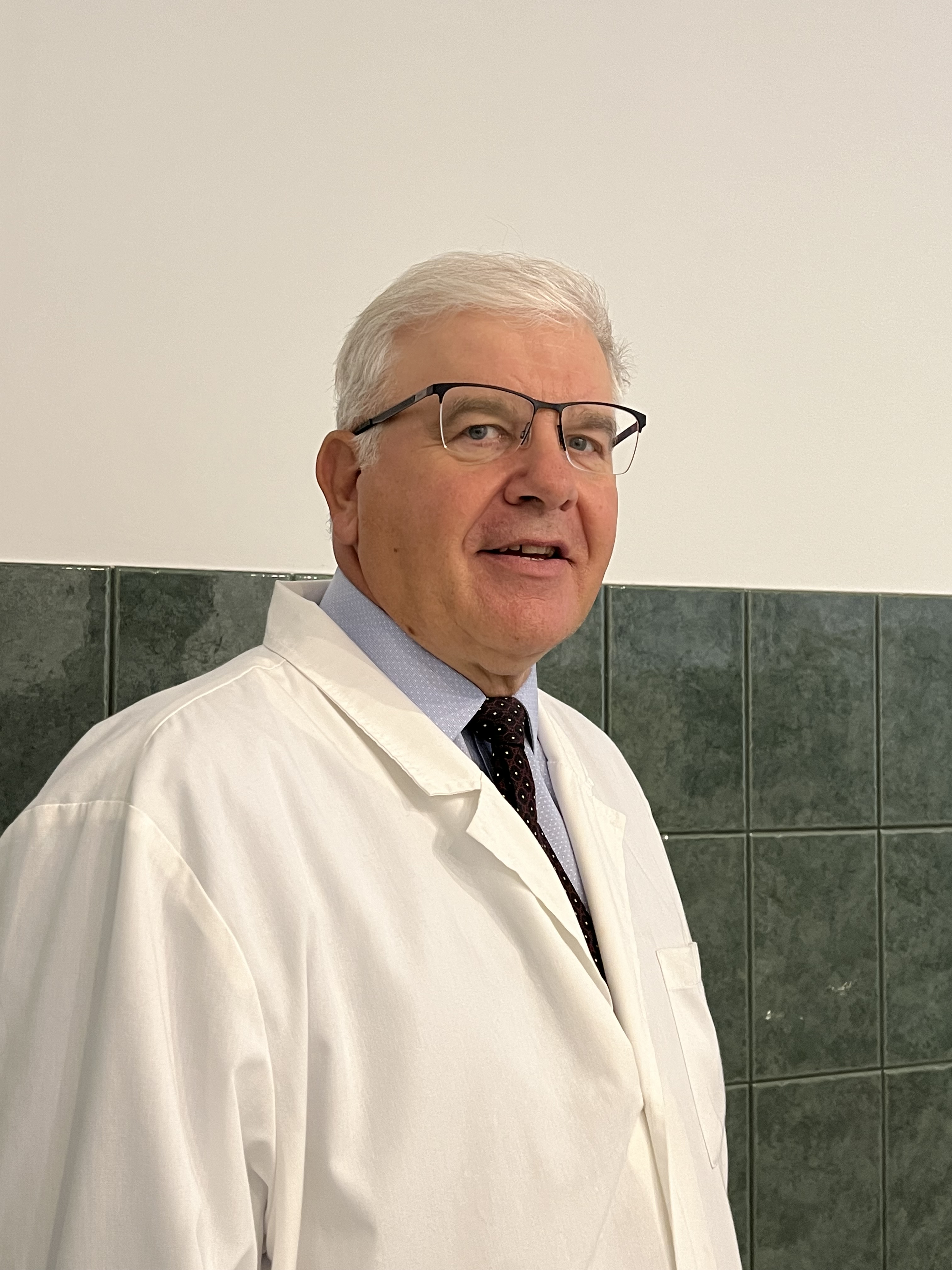 prof. Artur Czekierdowski w swoim gabinecie