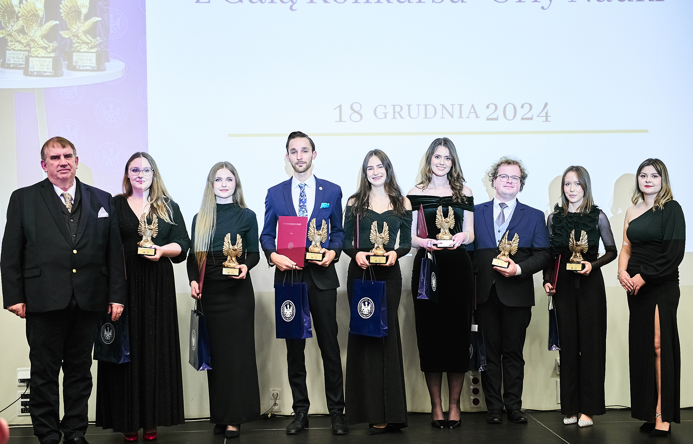 zdjęcie zbiorowe laureatów nagród