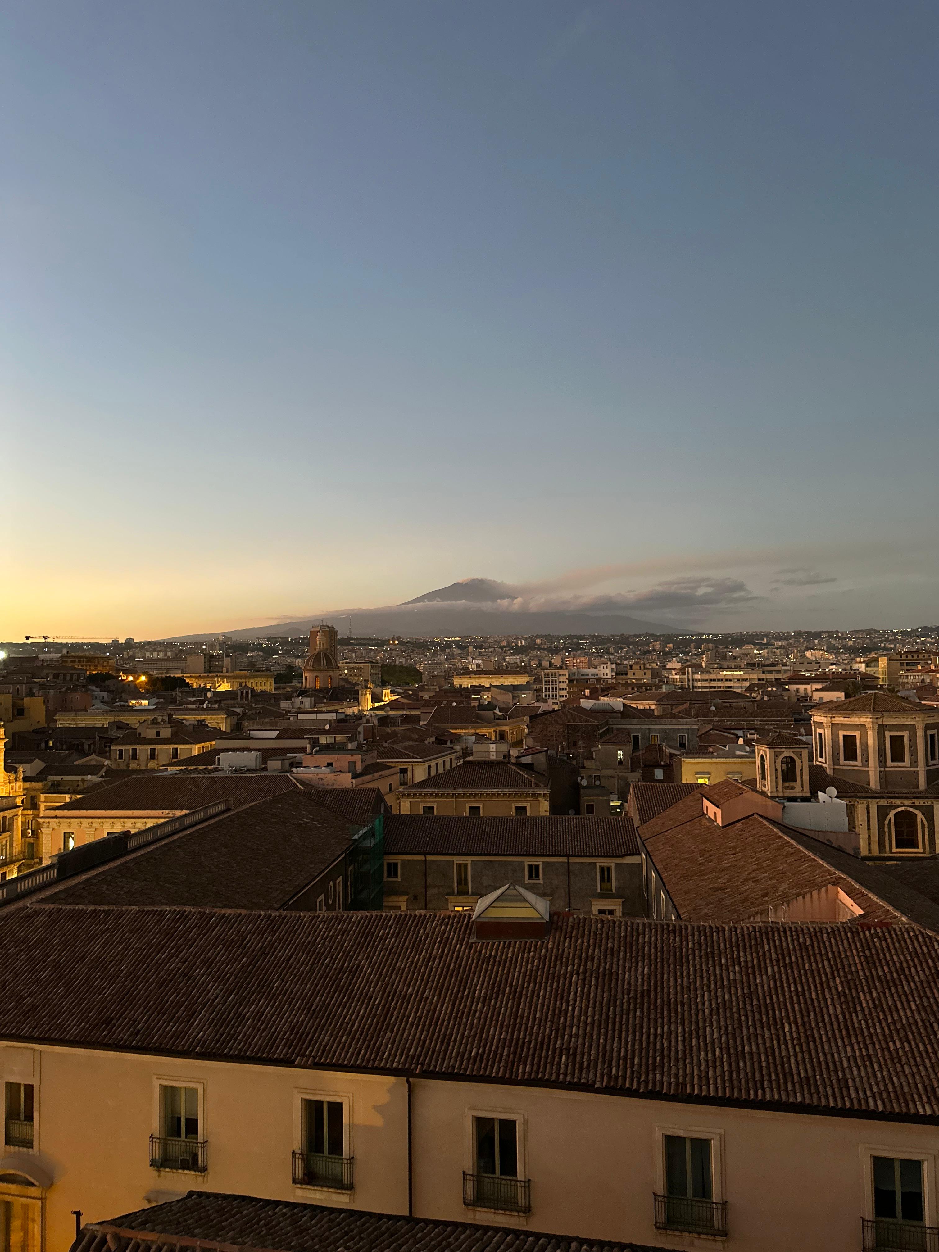 Widok na Etnę z ośrodka uniwersyteckiego w Katanii