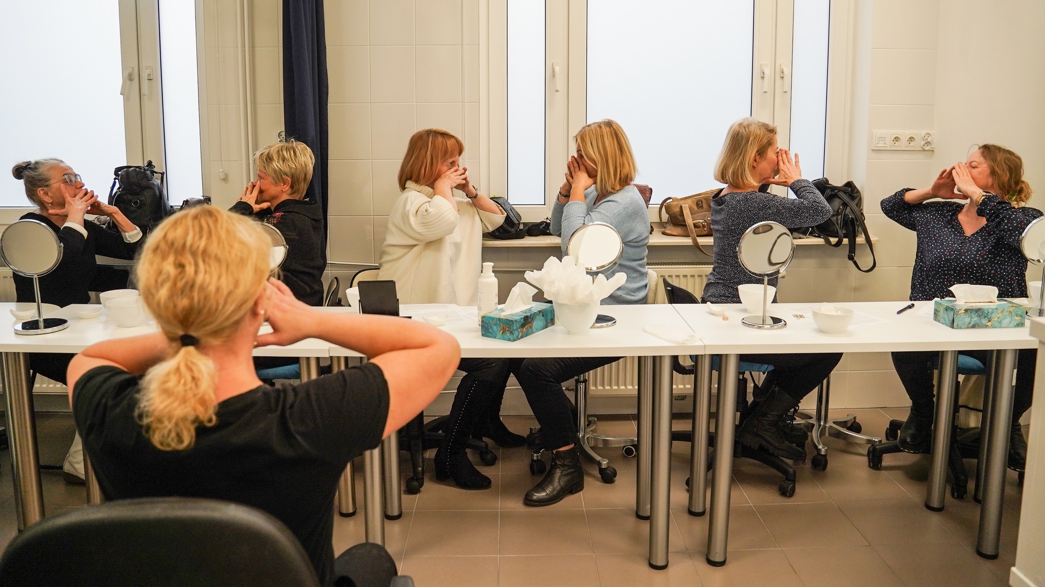 Seniorki ćwiczą automasaż twarzy na warsztatach