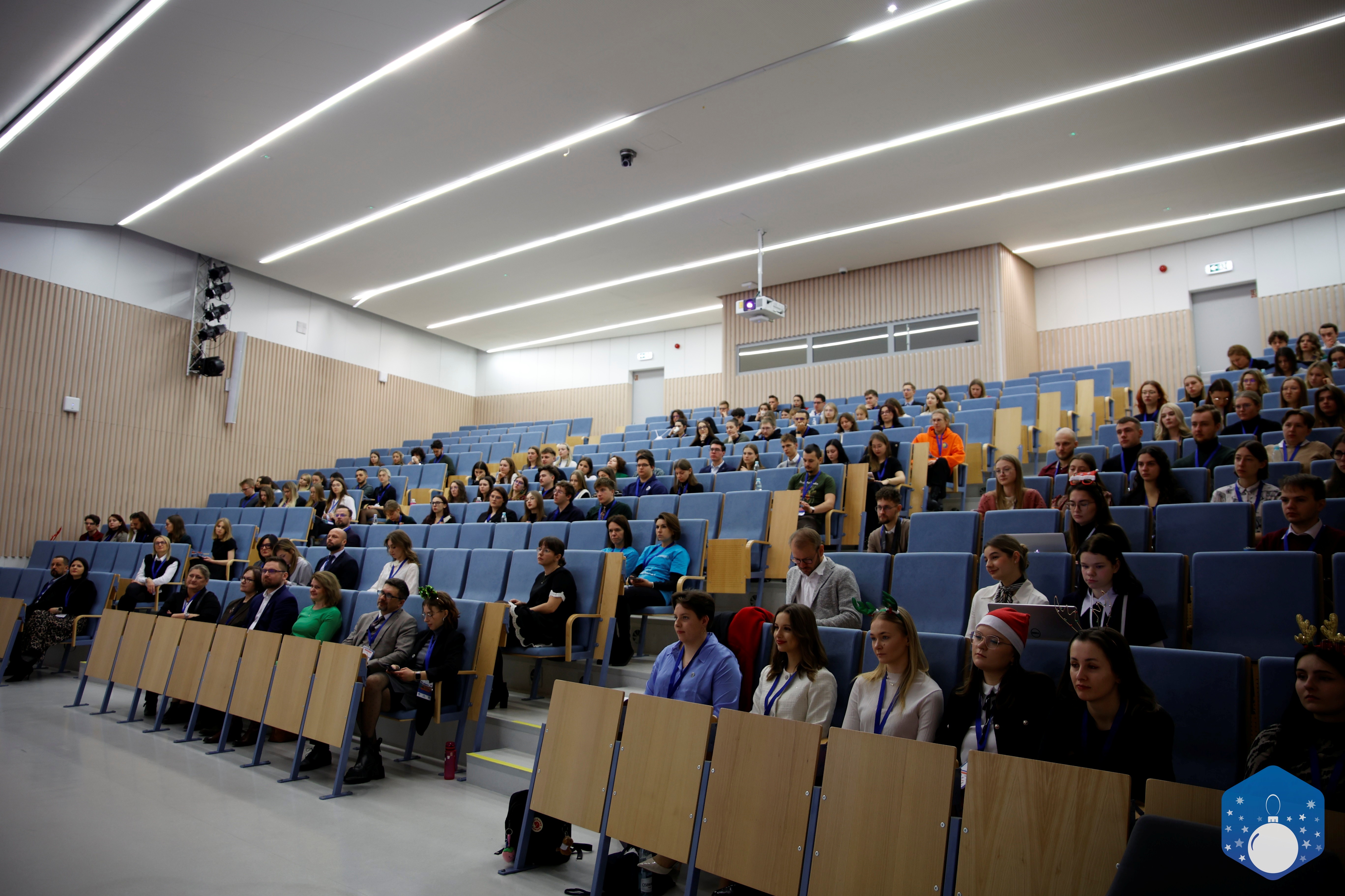 sala wykładowa widok na słuchaczy wykładu