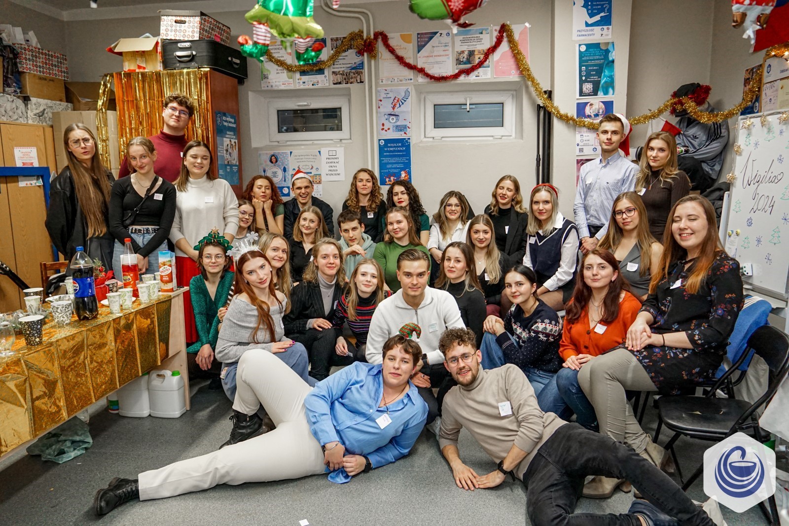 zdjęcie zbiorowe uczestników wigilii oddziałowej