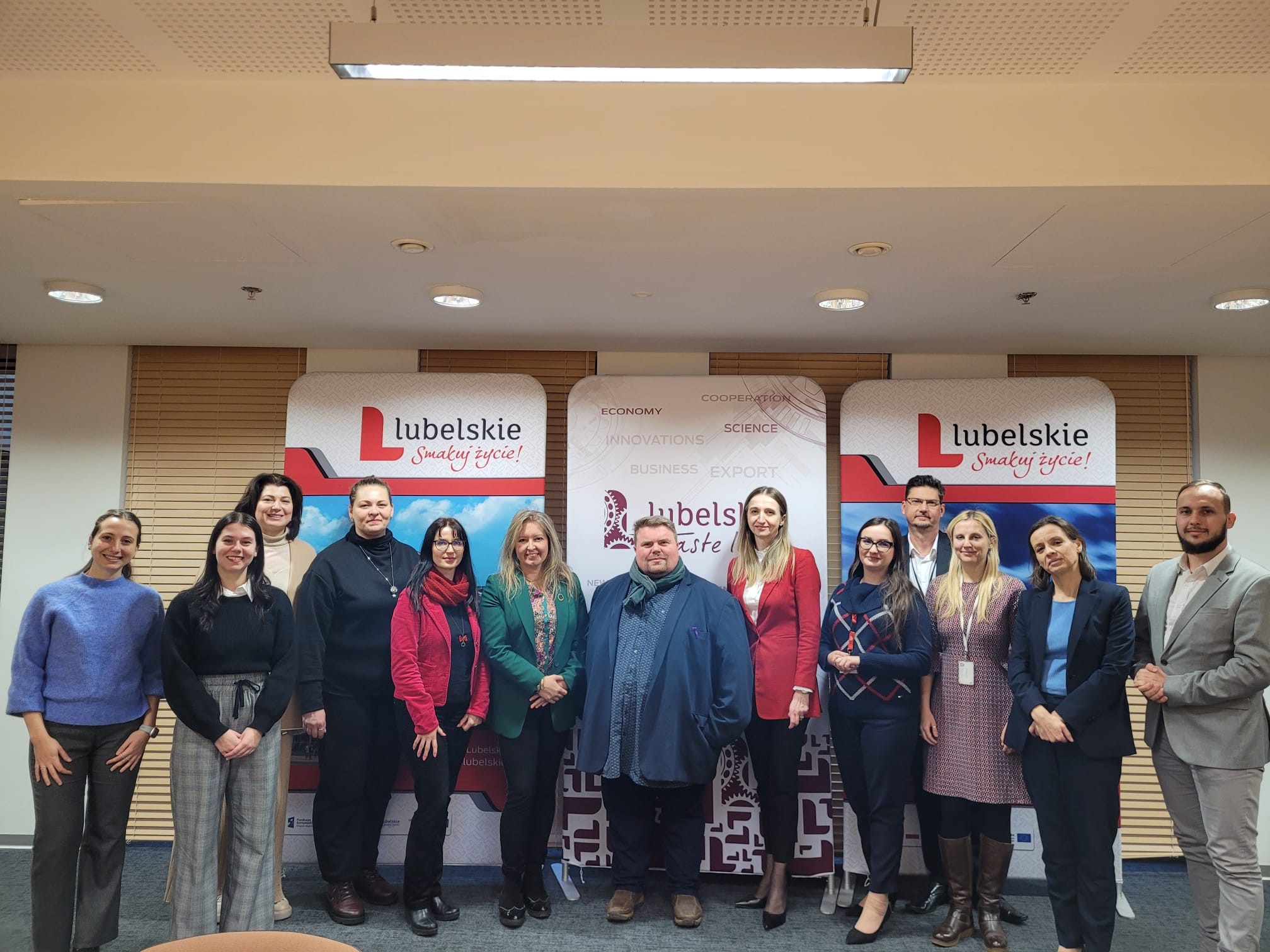 zdjęcie grupowe ze spotkania przedstawicieli regionów ramach programu Go4Cosmetics