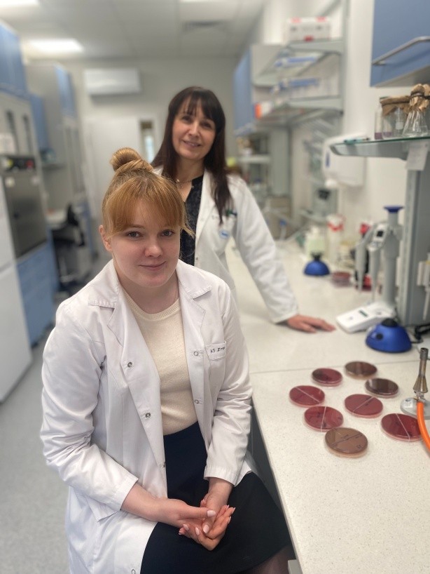 Dr Katarzyna Suśniak i dr hab. Izabela Korona-Głowniak, prof. uczelni