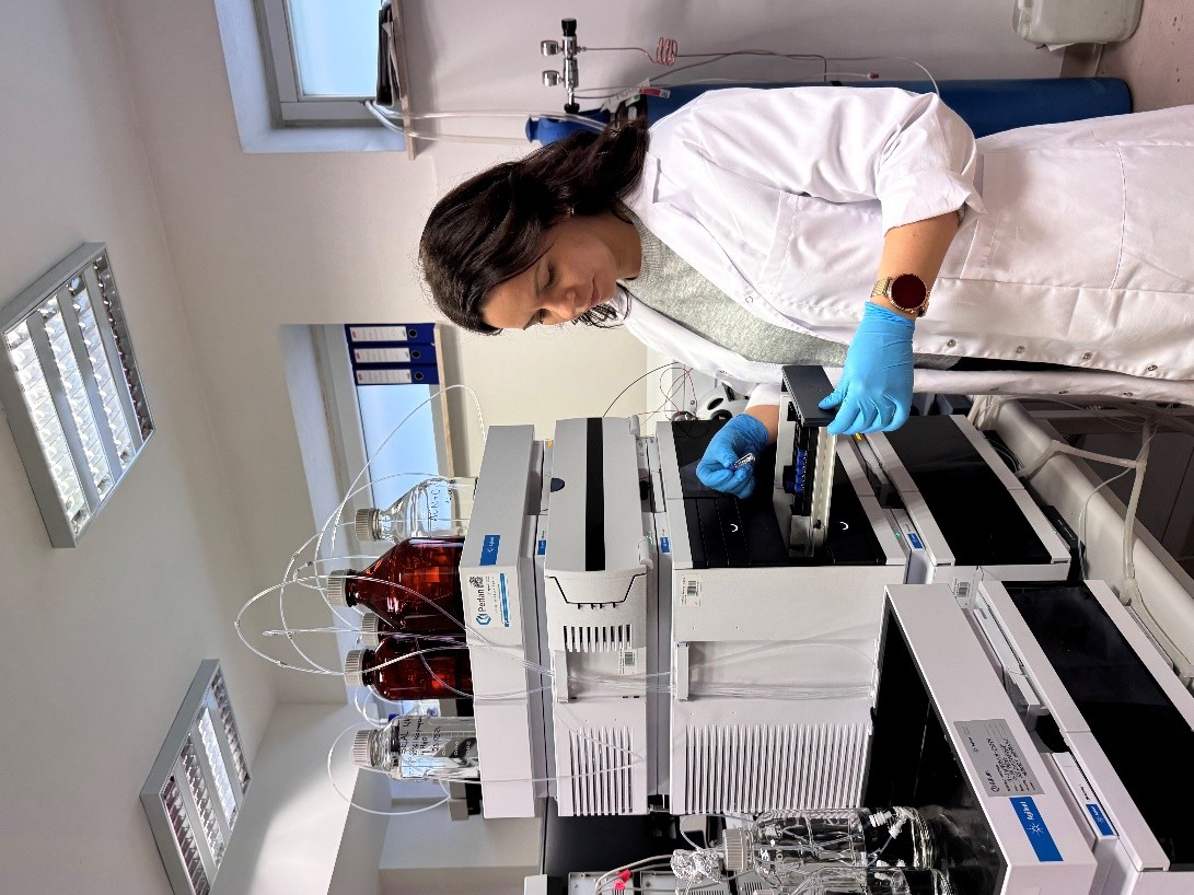 dr hab. Anna Stachniuk, prof. uczelni, w laboratorium przy maszynie z próbami do badań