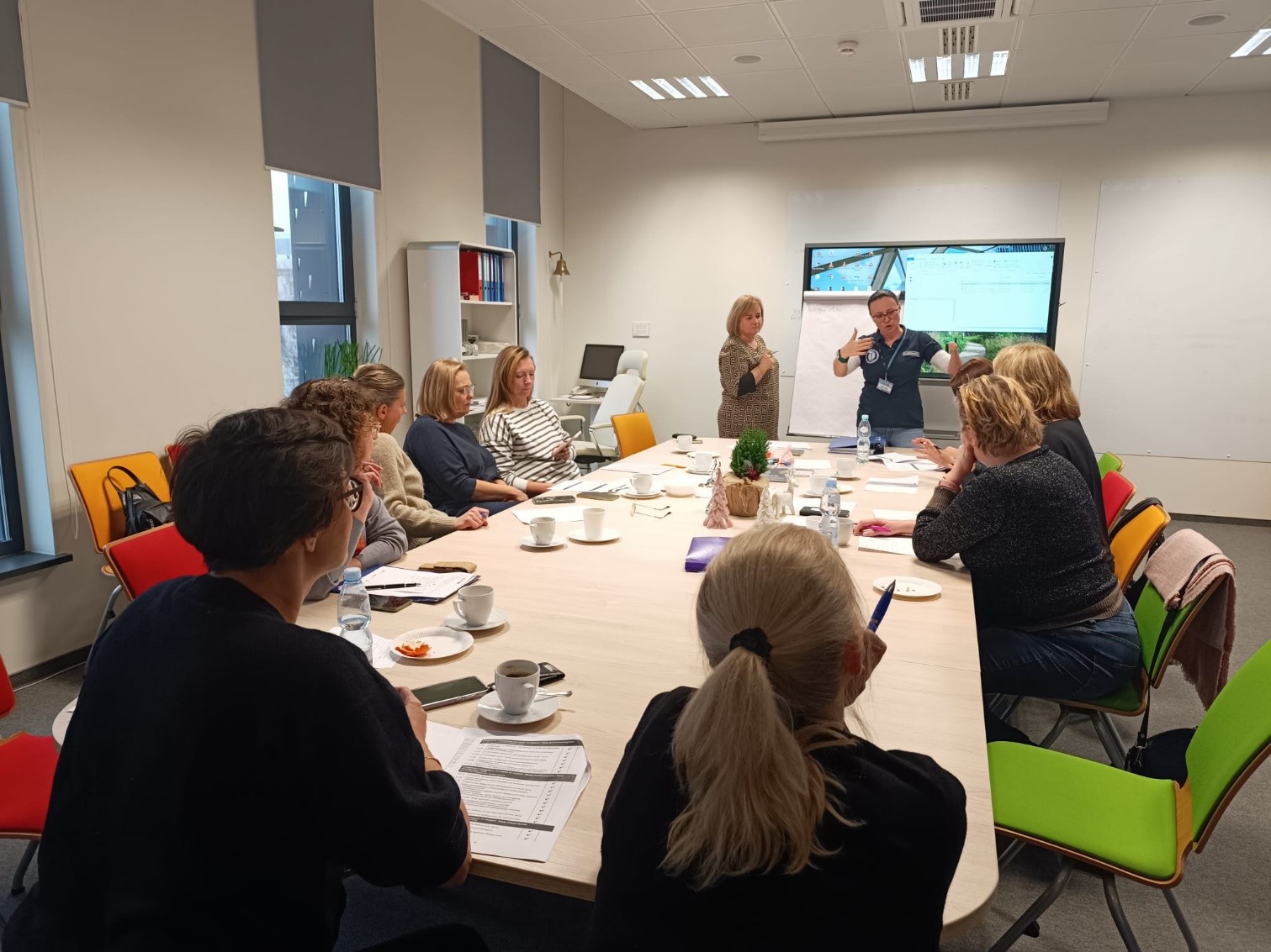 grupa szkoleniowa w sali konferencyjnej podczas szkolenia