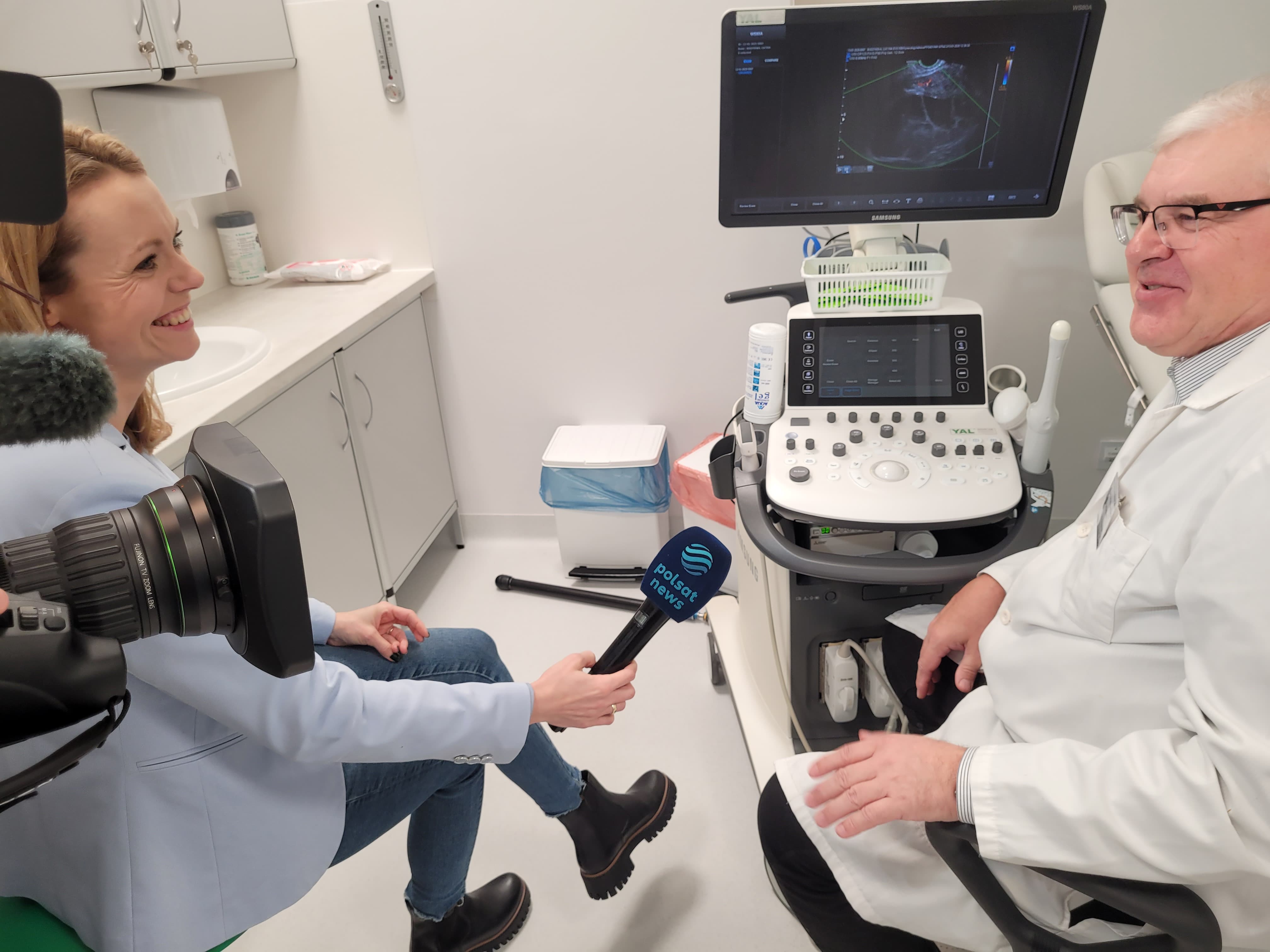 prof. czekierdowski podczas udzielania wywiadu dziennikarce