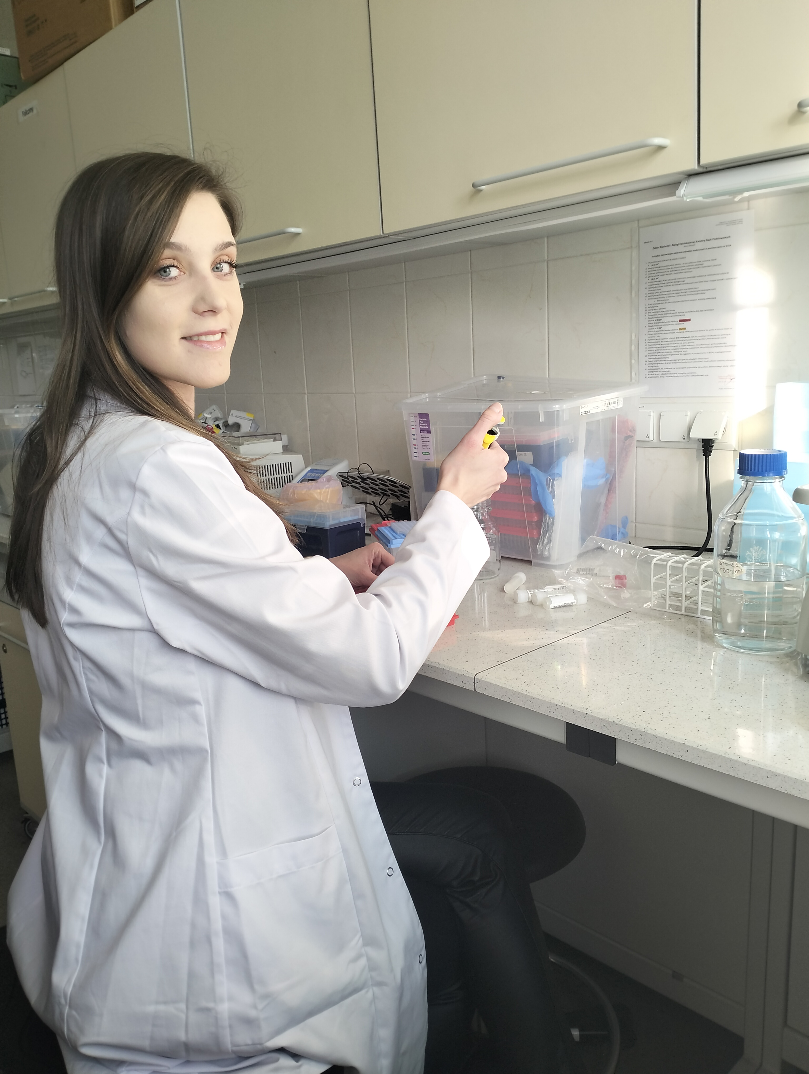 Aleksandra Mordzińska-Rak w laboratorium przy pracy