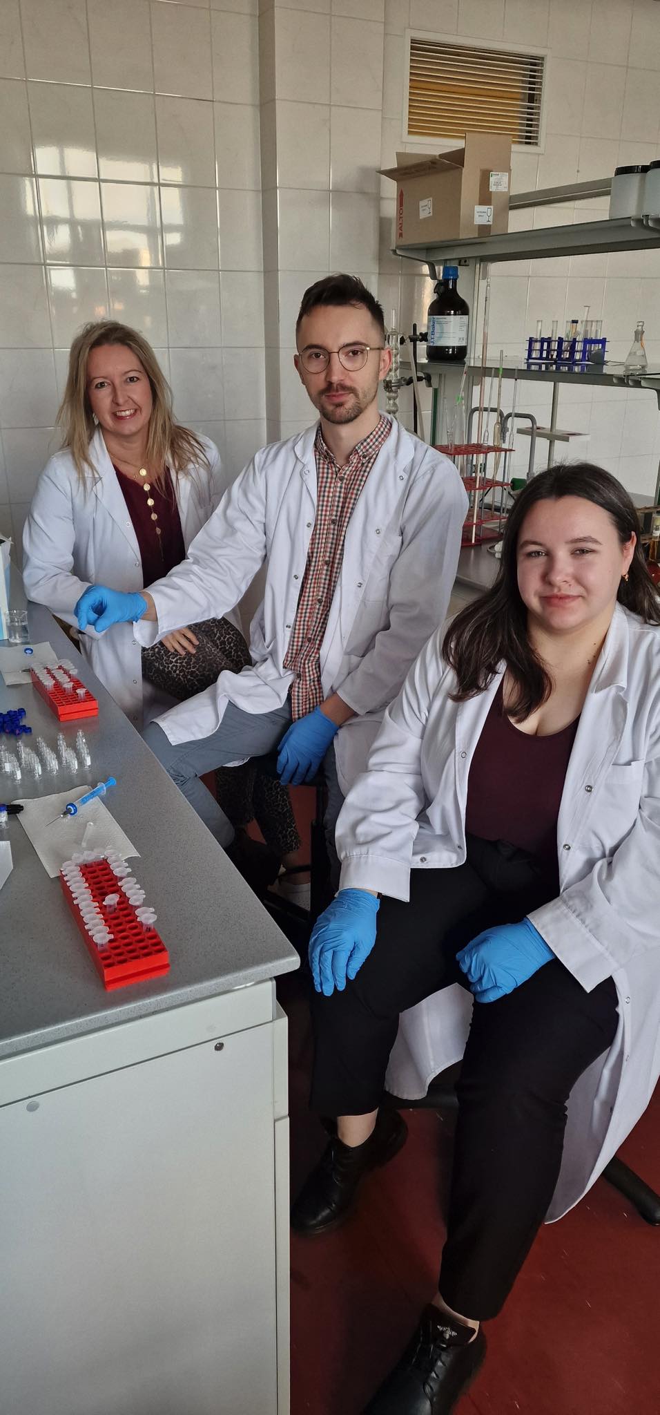 Nataliia Kosheva z zespołem w laboratorium