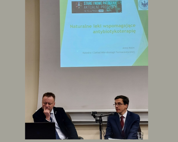 Profesorowie na konferencji