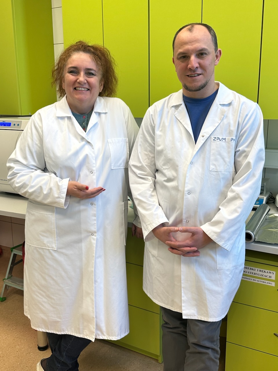 prof. Bogucka-Kocka i dr hab. Kołodziej w laboratorium