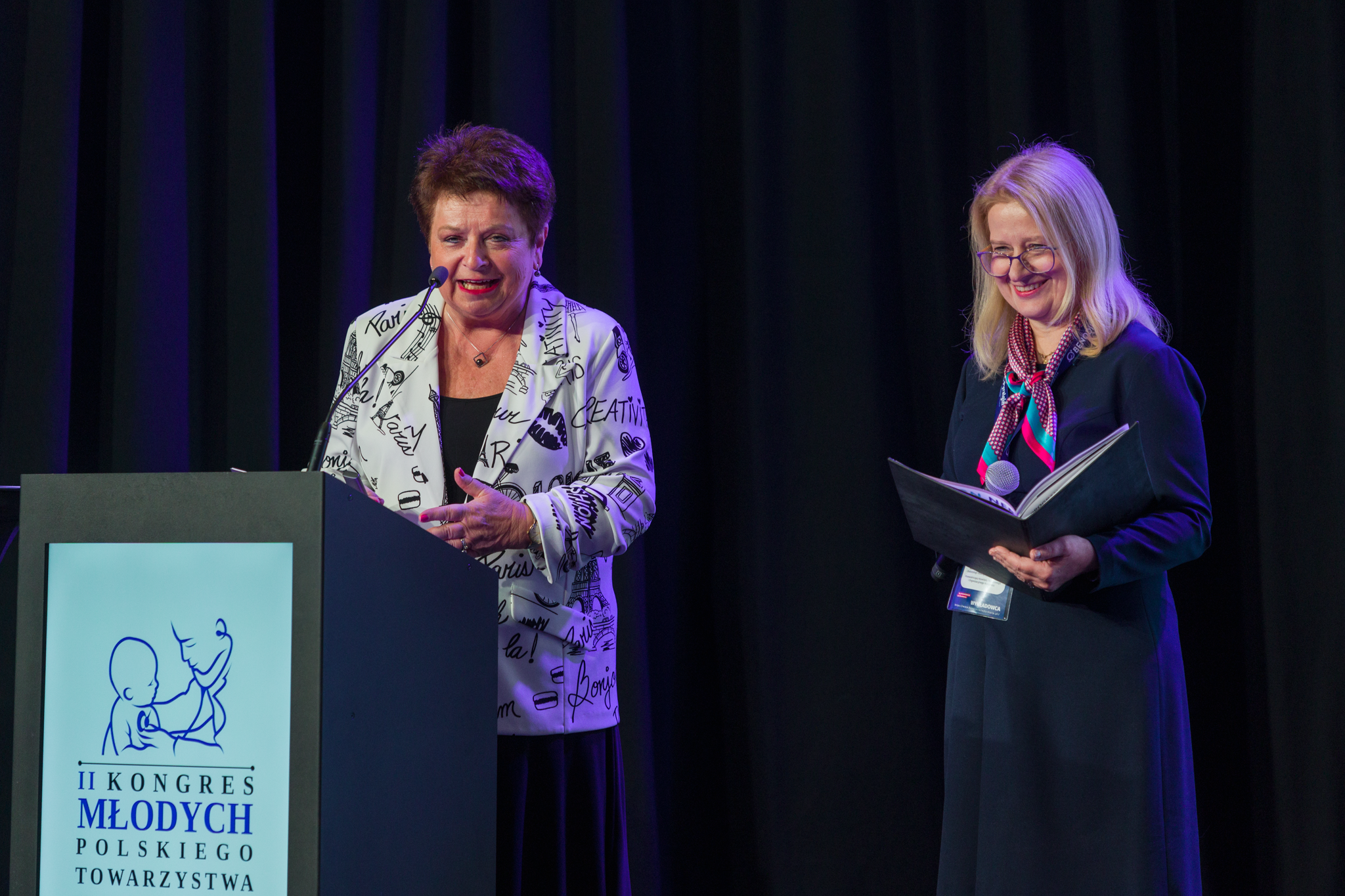 prof. Jackowska i prof. Beń-Skowronek przy mównicy otwierają kongres