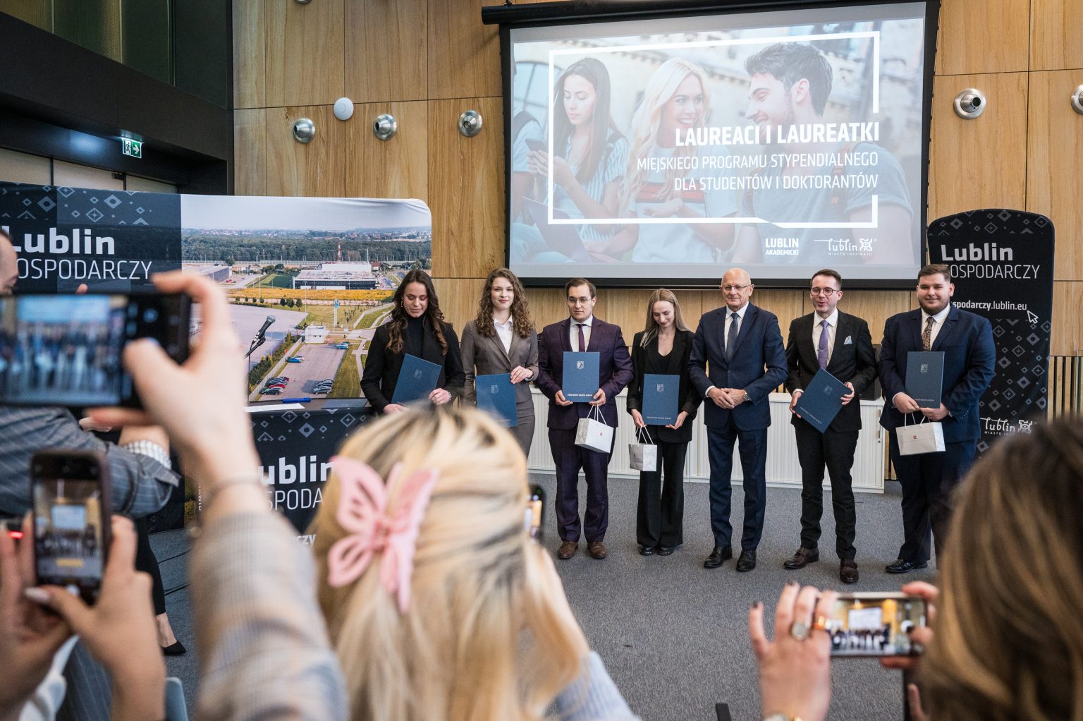 zdjęcie grupowe laureatów studentów