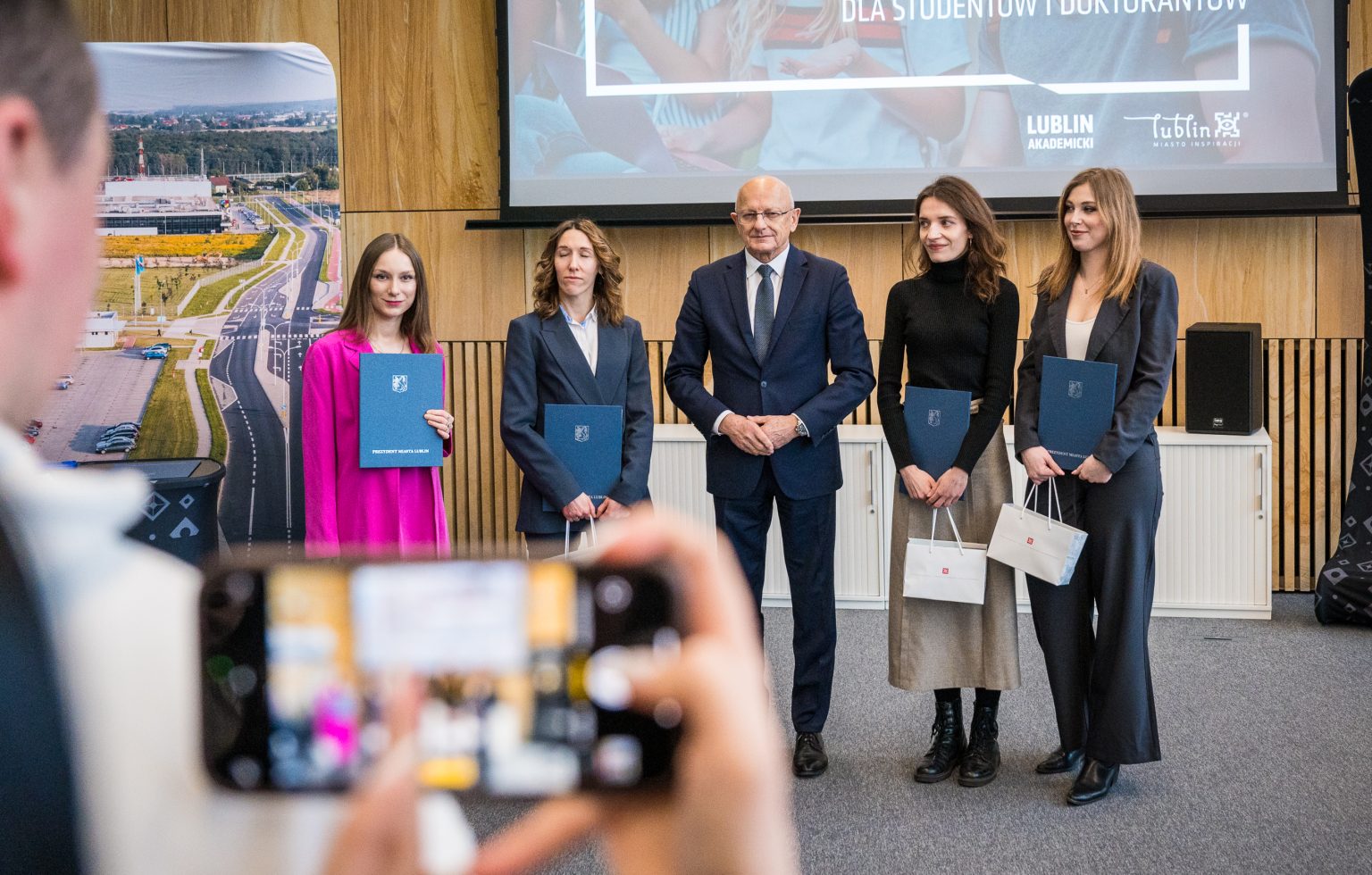 zdjęcie grupowe laureatów doktorantów