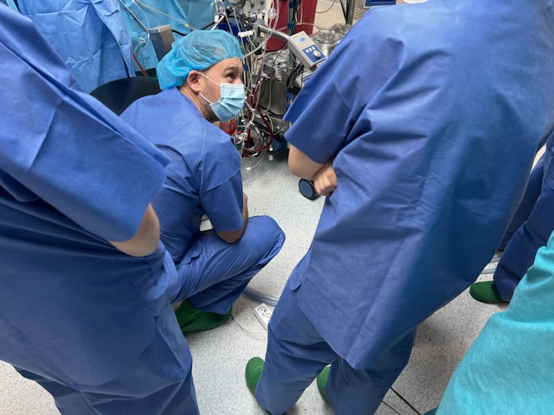 personel medyczny na sali operacyjnej