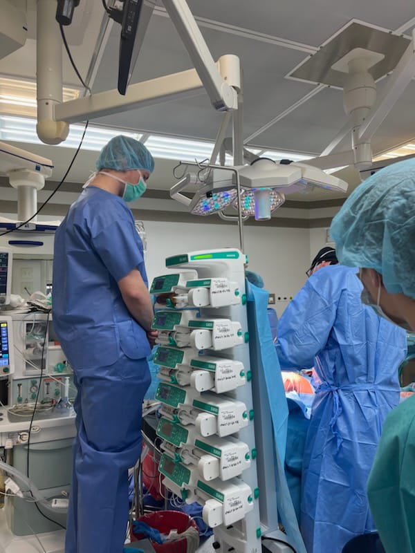 personel medyczny na sali operacyjnej