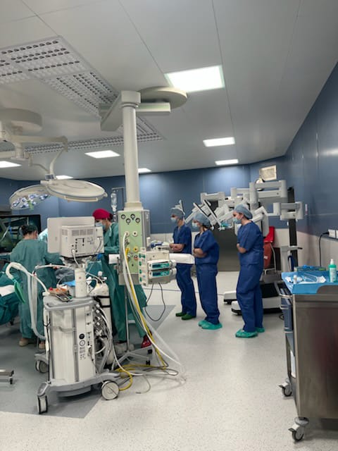 personel medyczny na sali operacyjnej