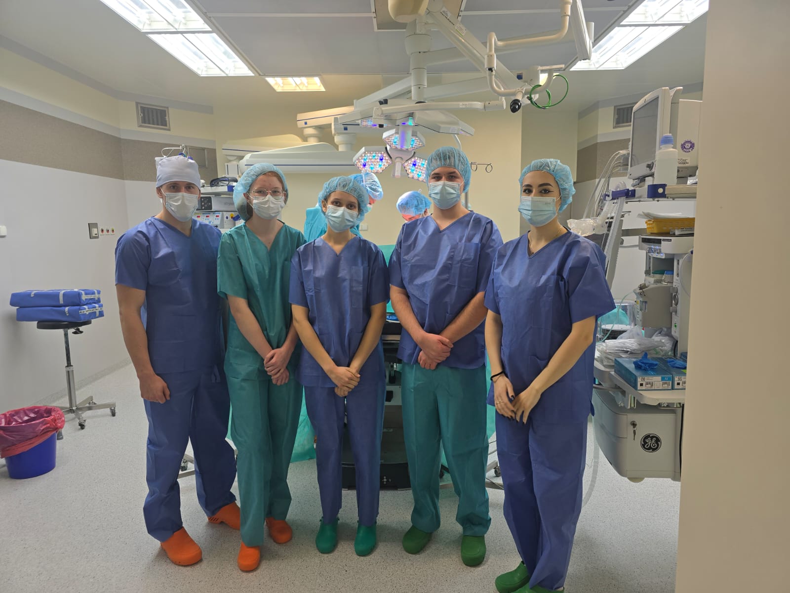 personel medyczny na sali operacyjnej