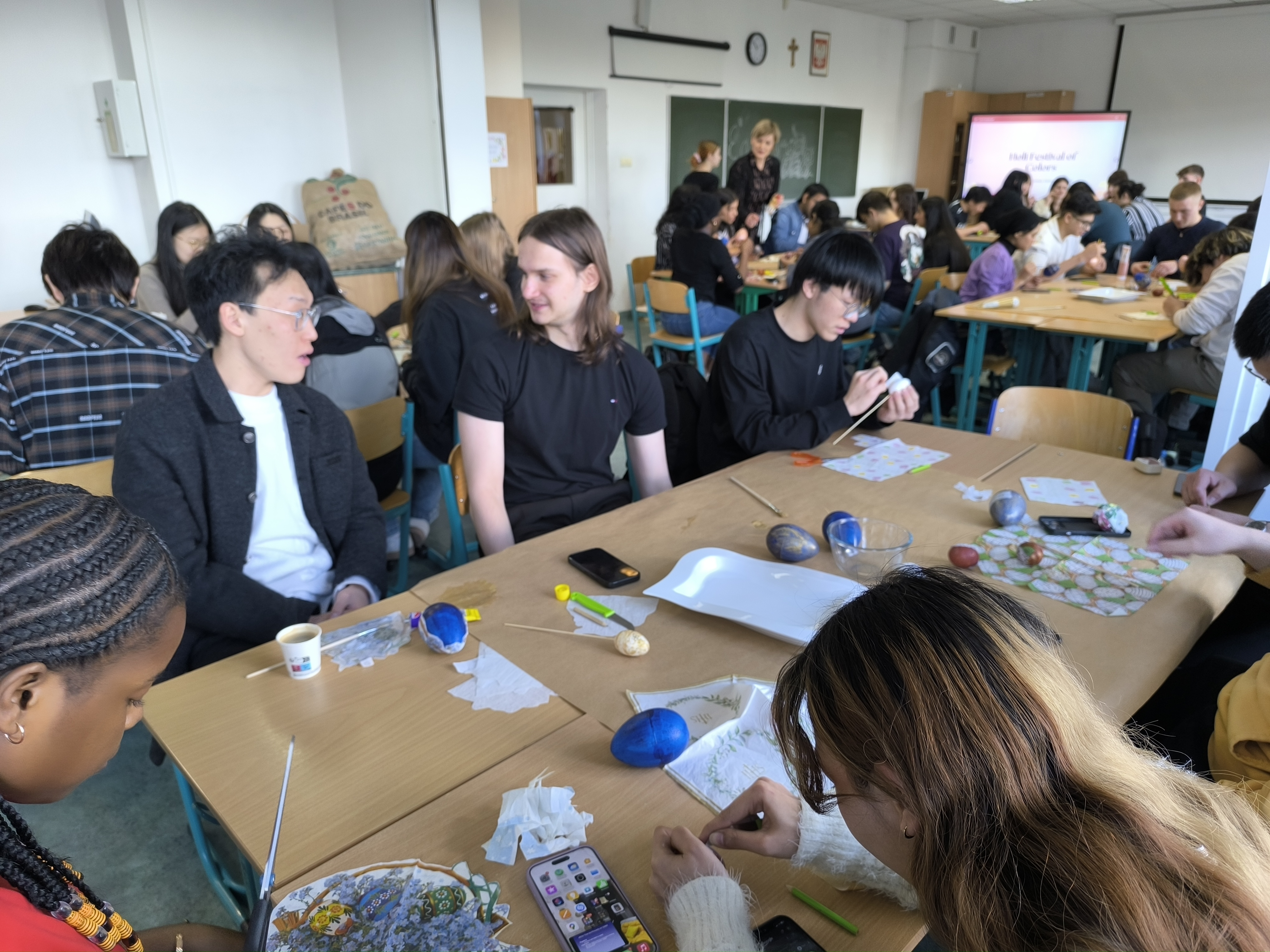 studenci zebrani w sali warsztatowej