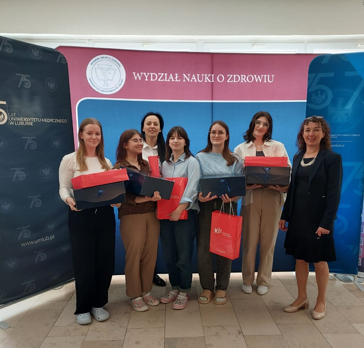 studentki, które zajęły I miejsce w sesji studenckiej dziecięcej