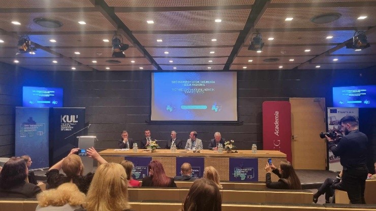 prelegenci podczas pierwszego panelu dyskusyjnego